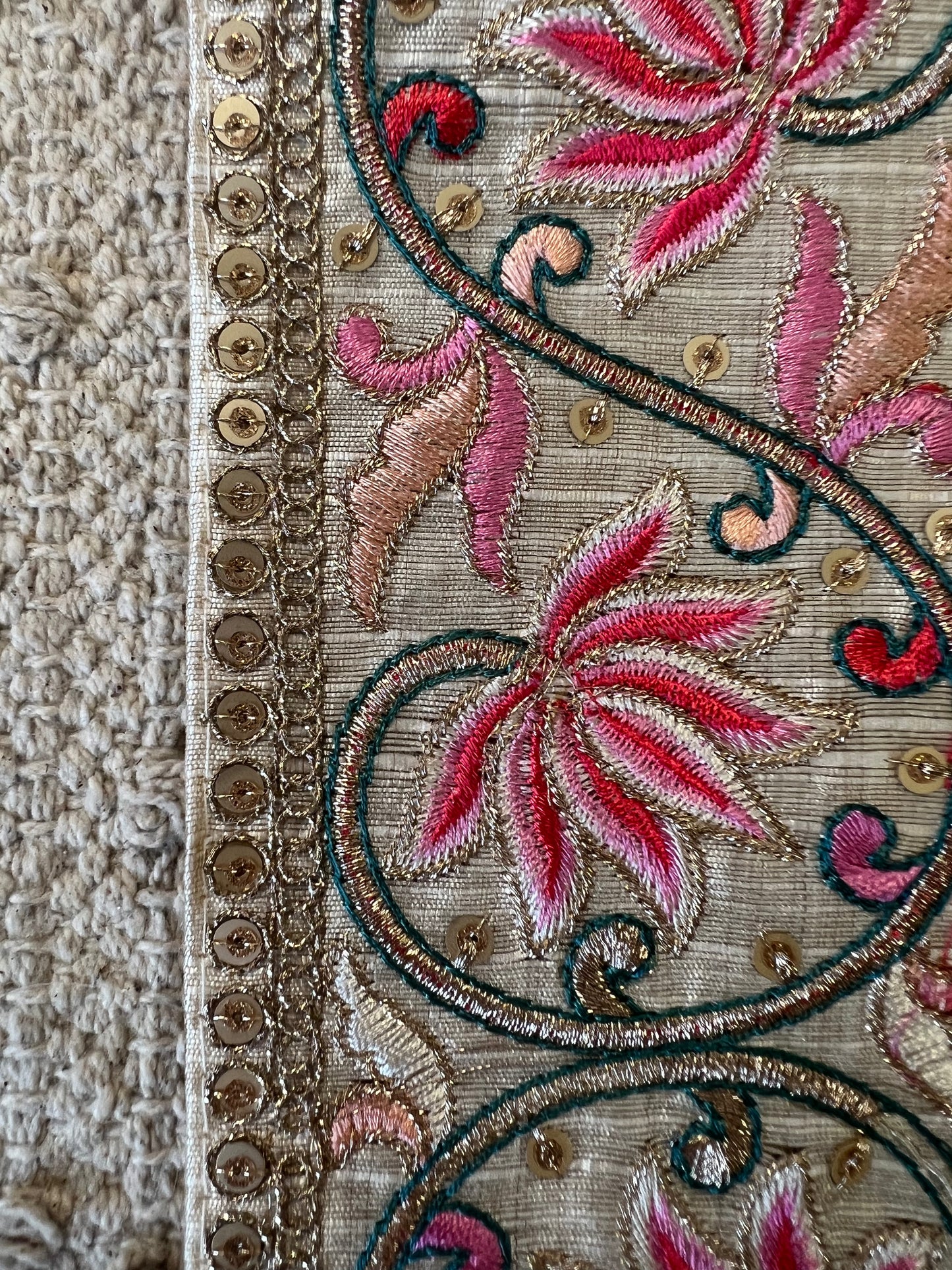 Galon broderie doré avec sequins nacré