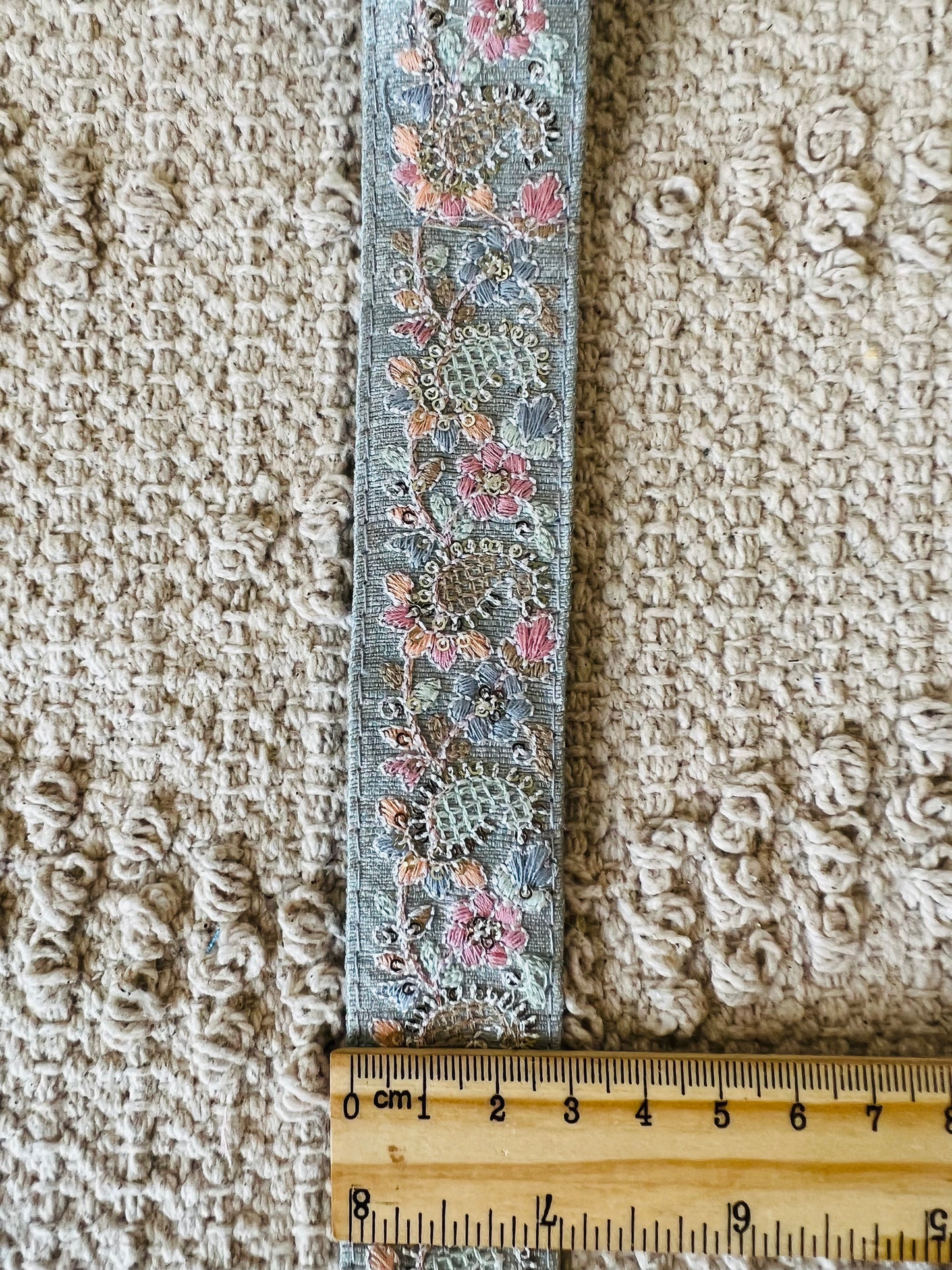 Galon brodé multicolore avec mini sequins argent. Différents coloris.