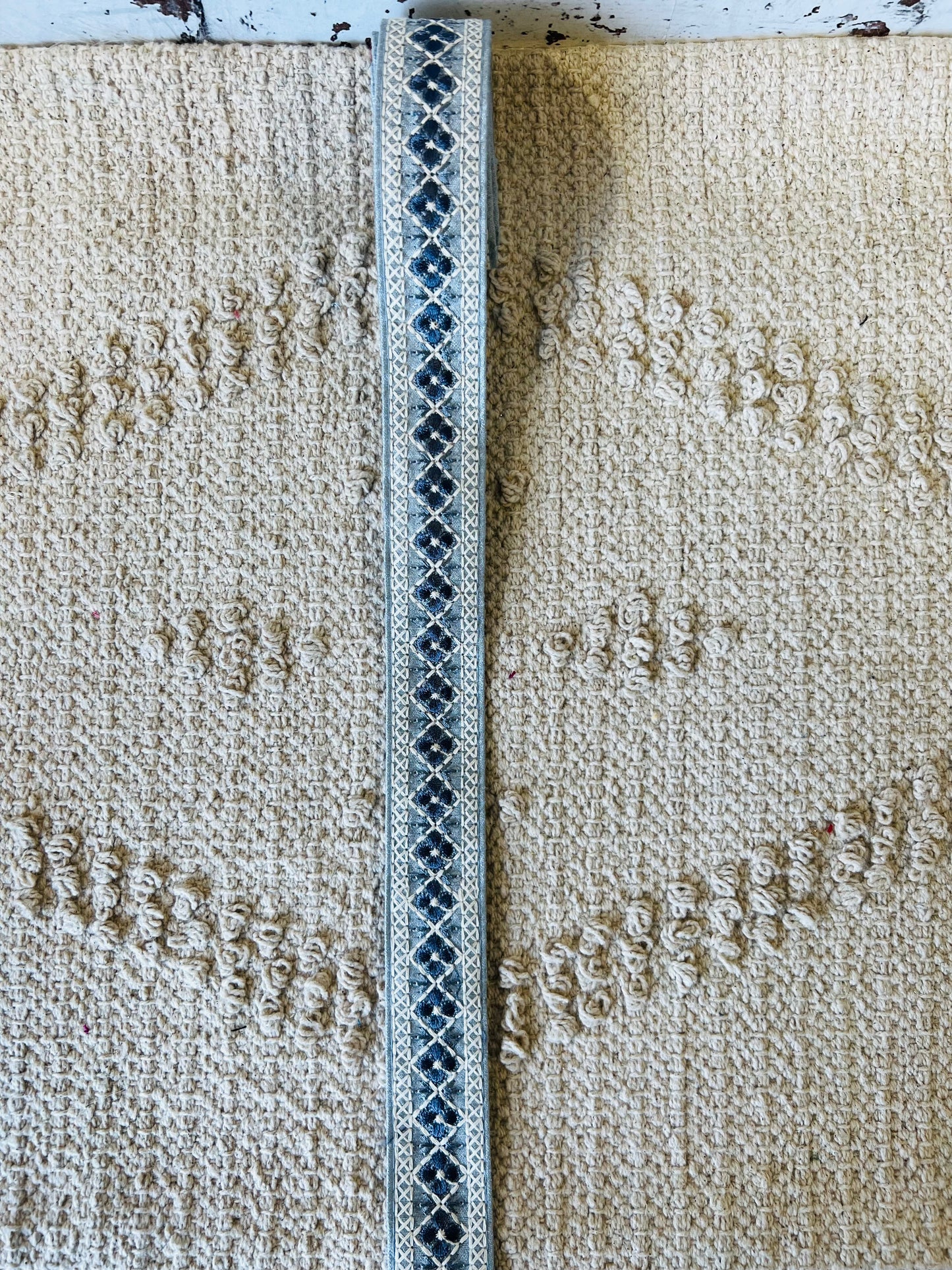 Galon tissé et brodé motifs pétales de fleurs
