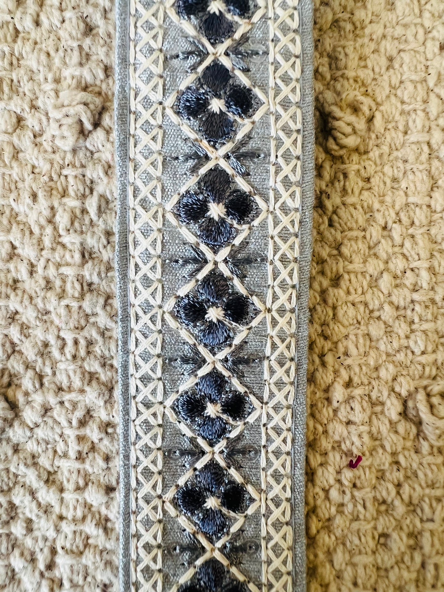 Galon tissé et brodé motifs pétales de fleurs