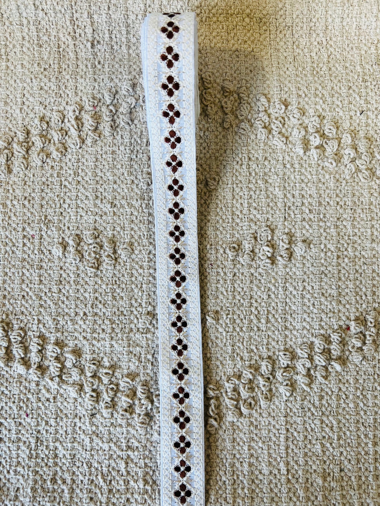 Galon tissé et brodé motifs pétales de fleurs