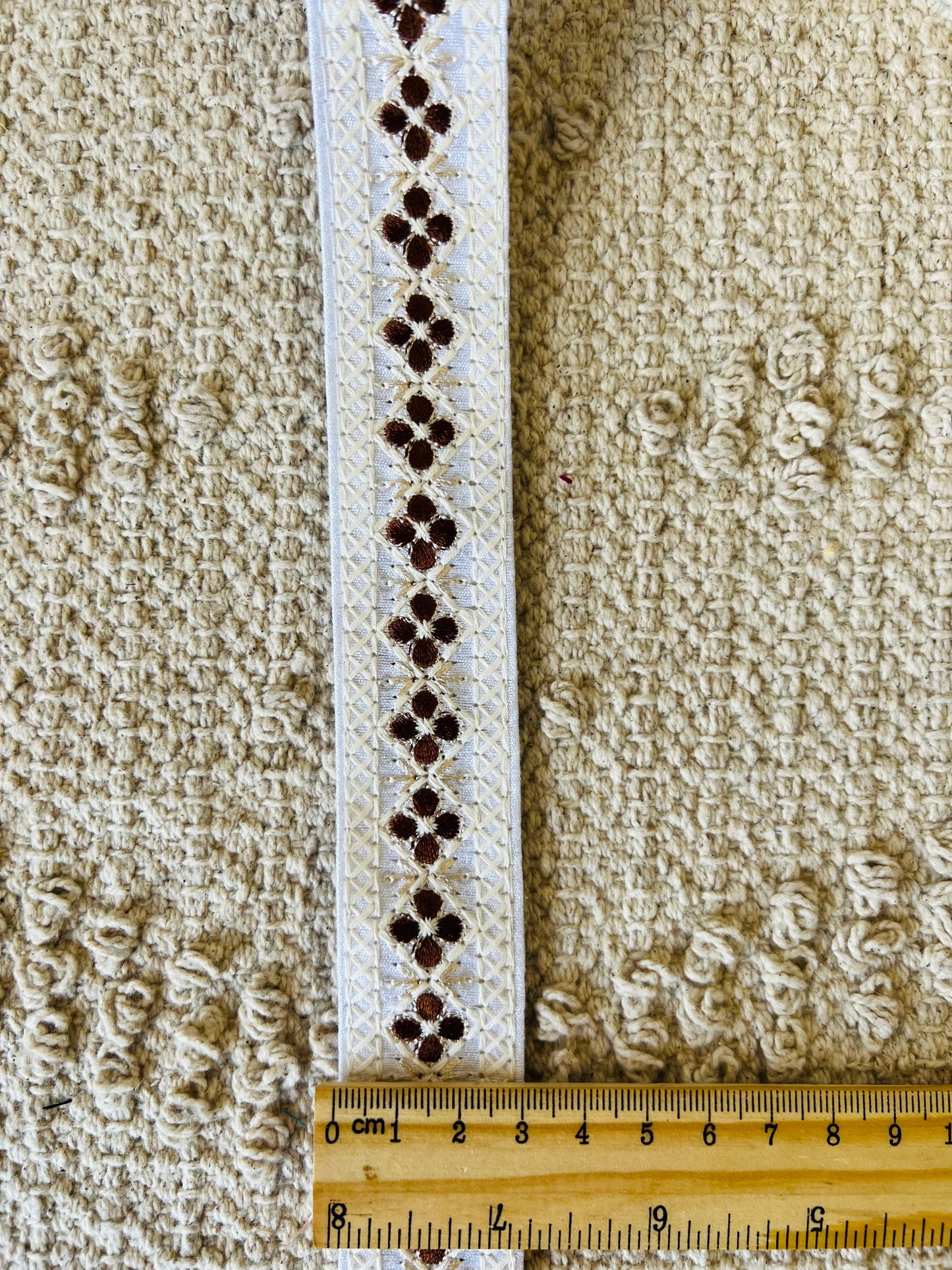 Galon tissé et brodé motifs pétales de fleurs
