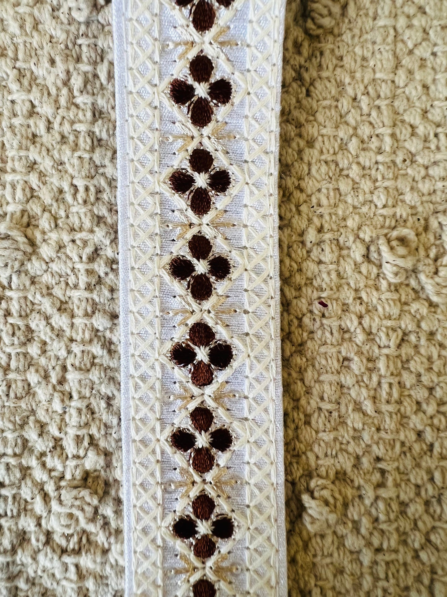 Galon tissé et brodé motifs pétales de fleurs