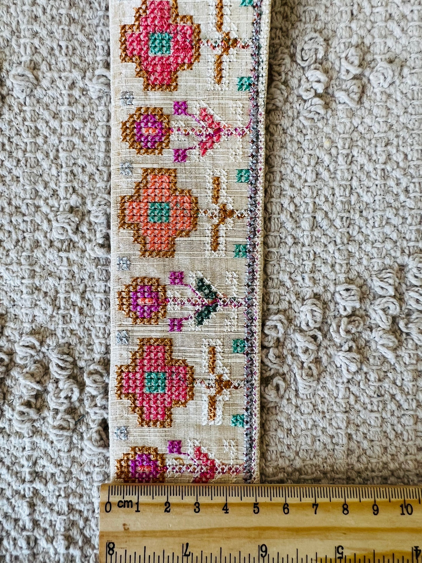 Galon de fleurs en points de croix. Différents coloris.