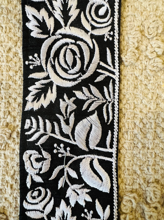 Galon noir et argent brodé et fleuri