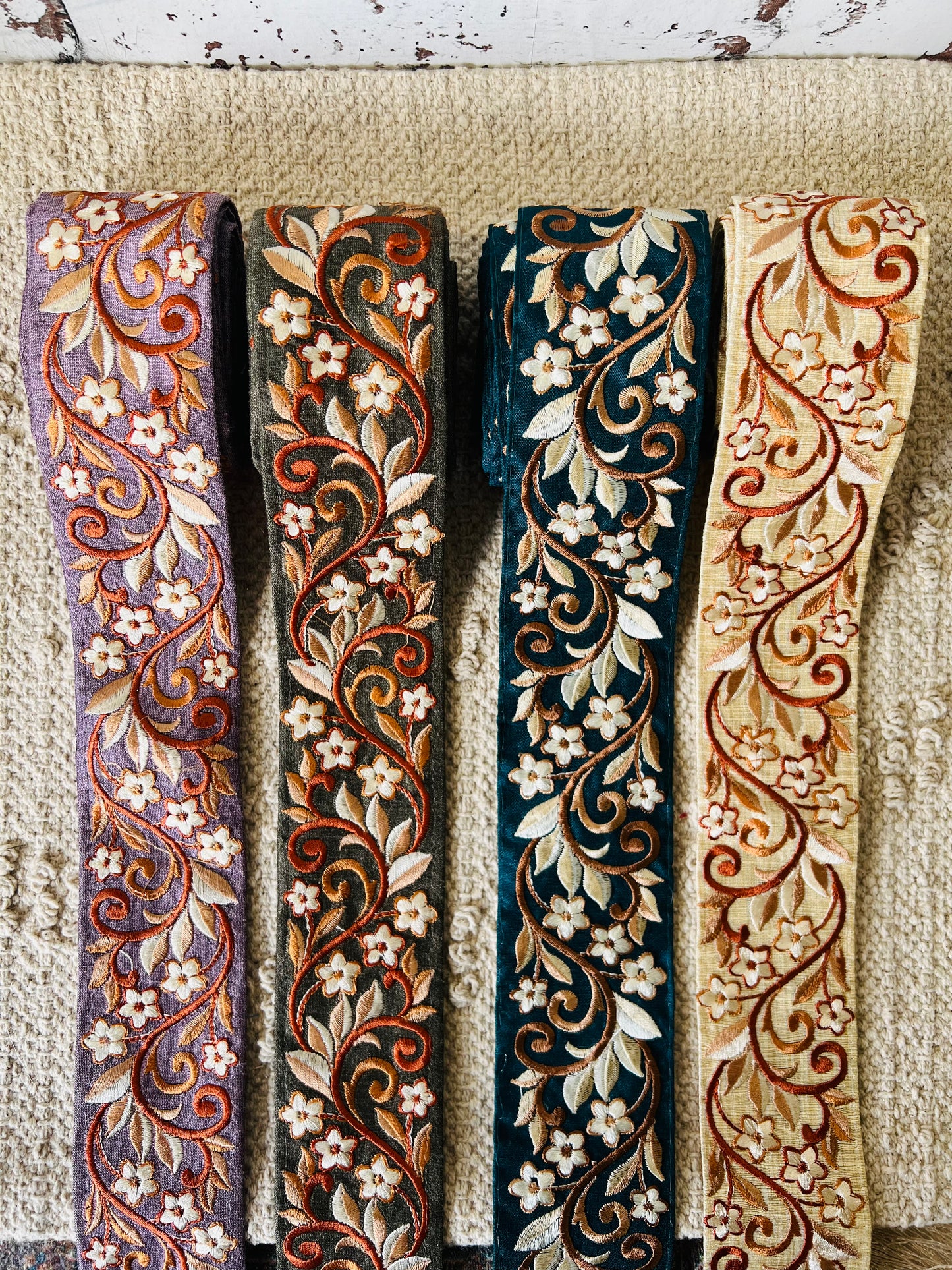 Galon inspiration médiévale brodé de fils marron et beige. Différents coloris.