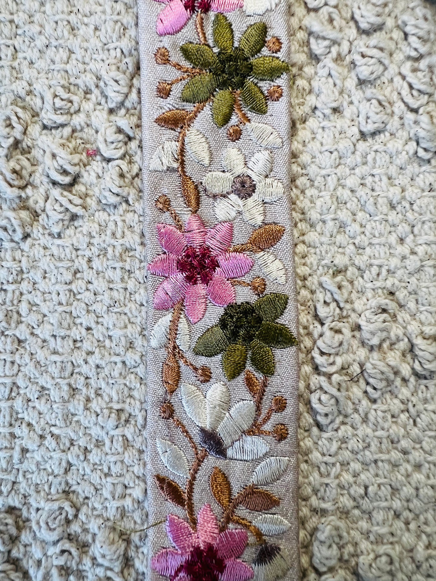 Galon brodé de fleurs nacrées. Différents coloris.