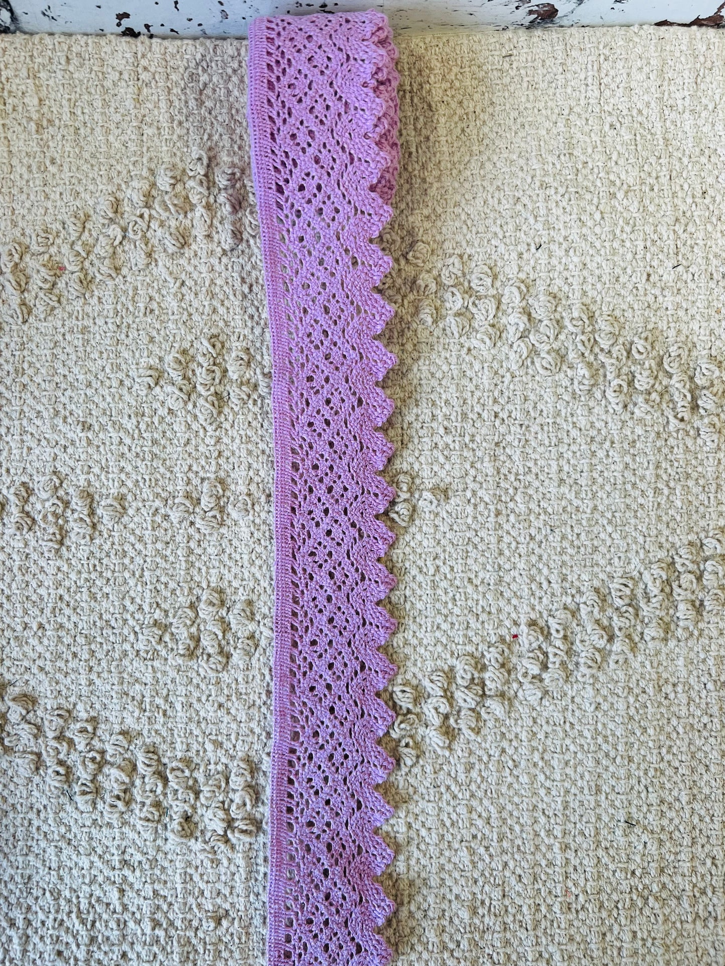 Galon de dentelle de coton crochet largeur moyenne. Différents coloris.