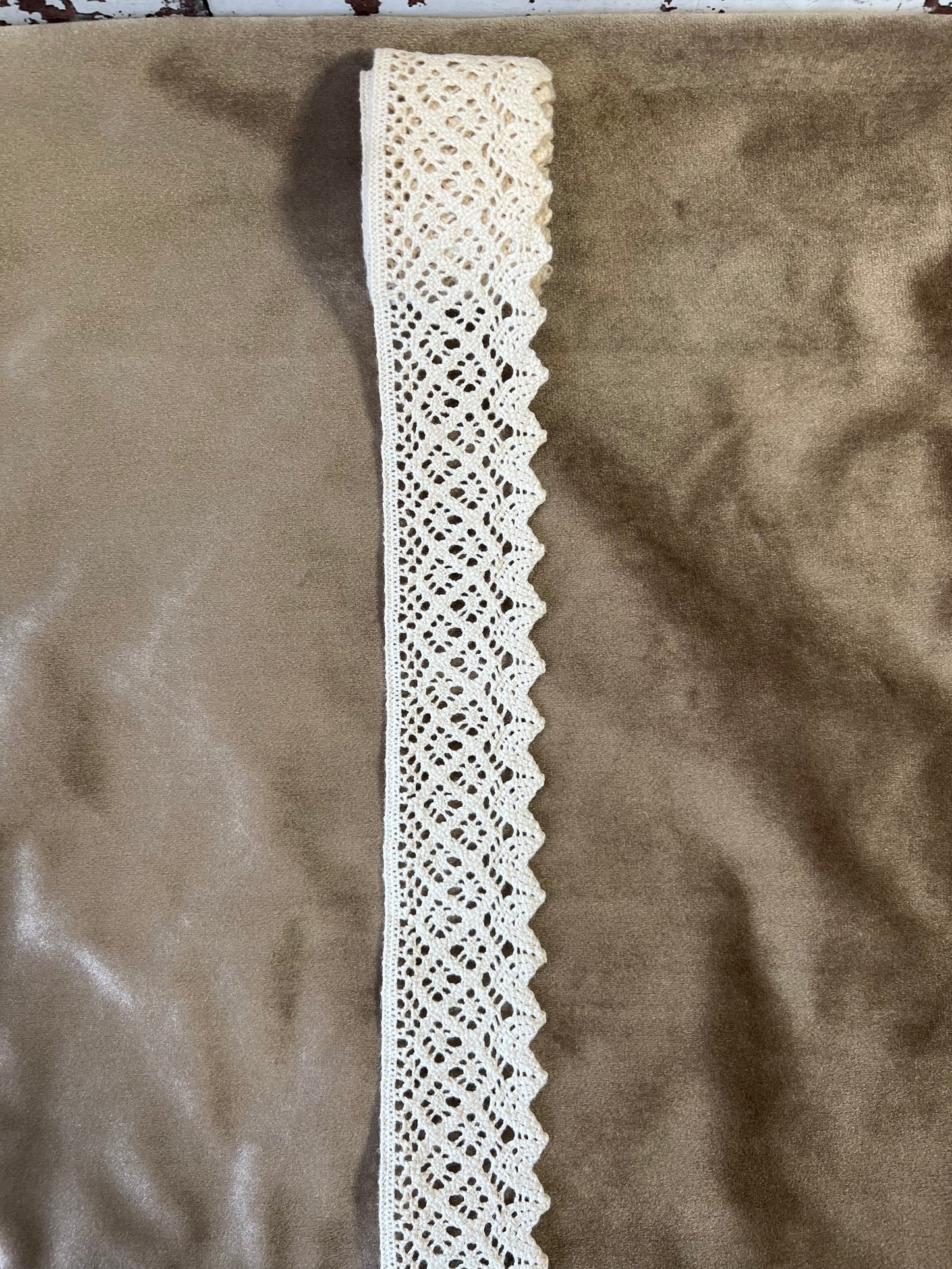 Galon de dentelle de coton crochet largeur moyenne. Différents coloris.