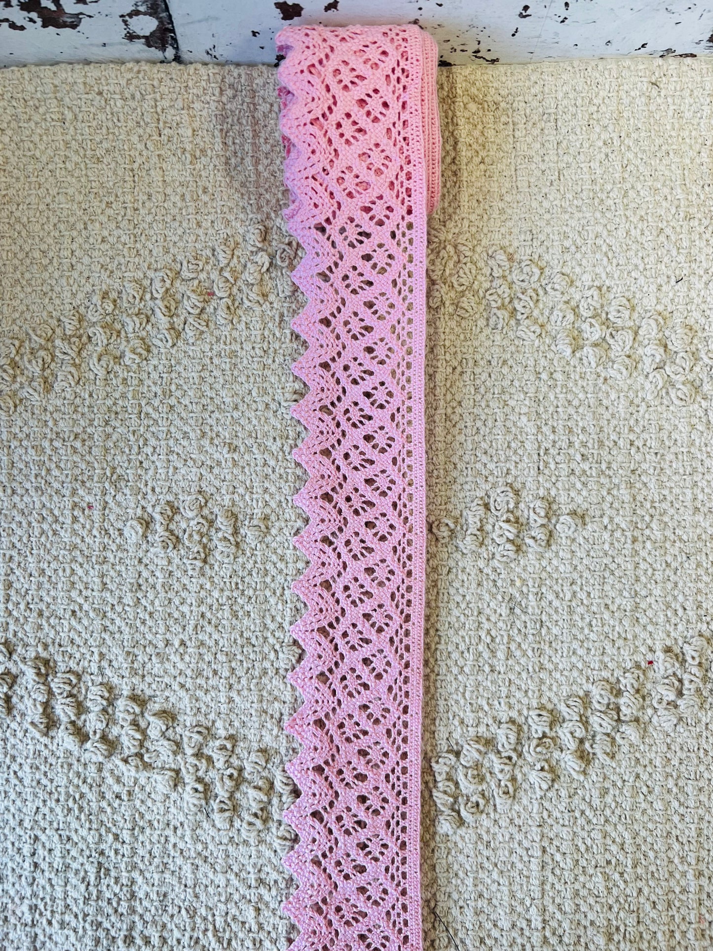 Galon de dentelle de coton crochet largeur moyenne. Différents coloris.