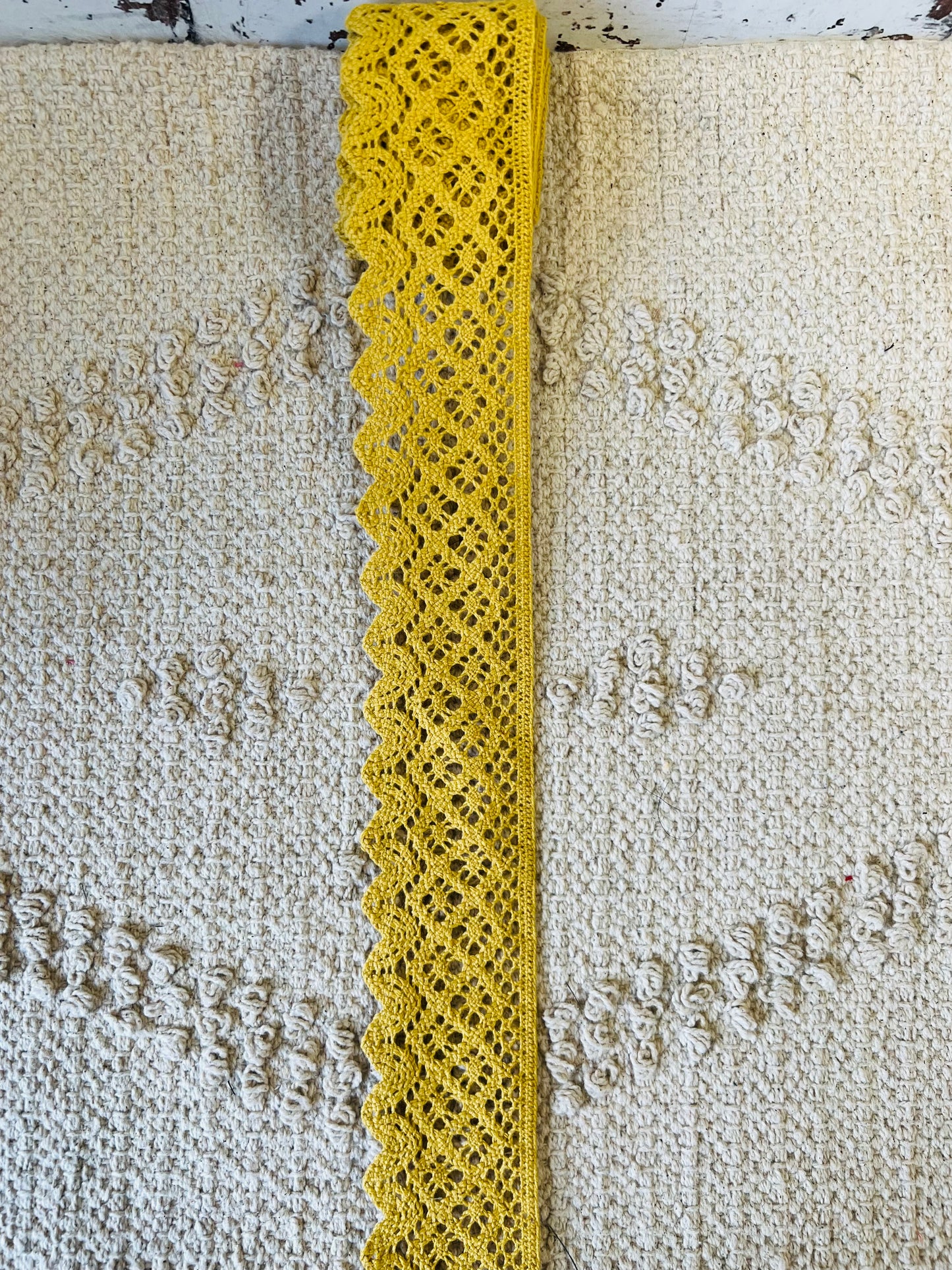 Galon de dentelle de coton crochet largeur moyenne. Différents coloris.