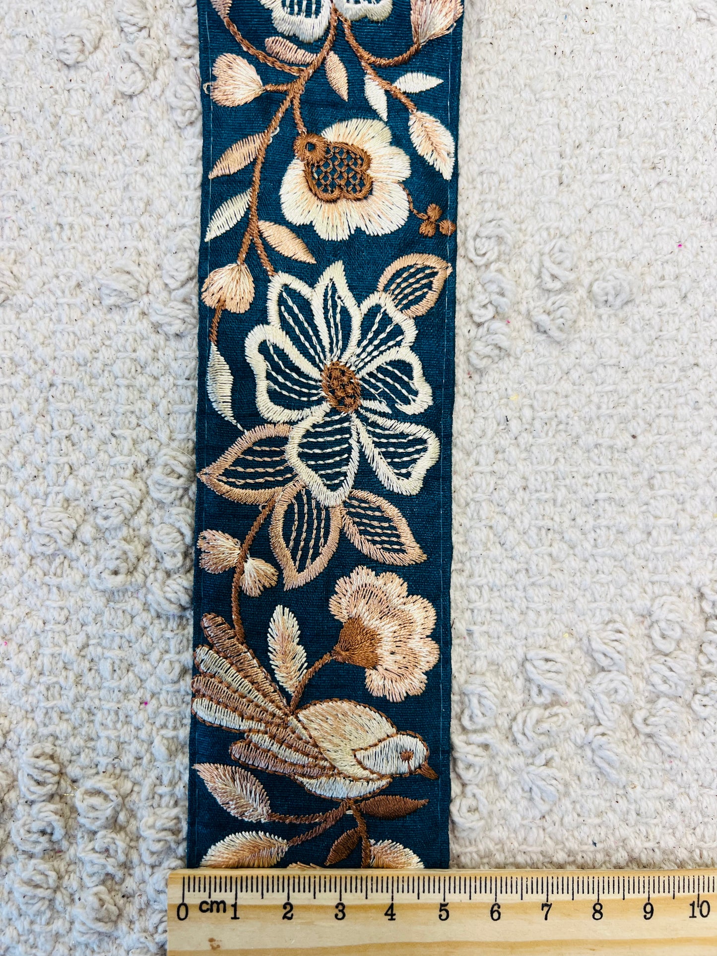 Galon moyen brodé de fleurs et d'oiseaux nacrés. Différents coloris.