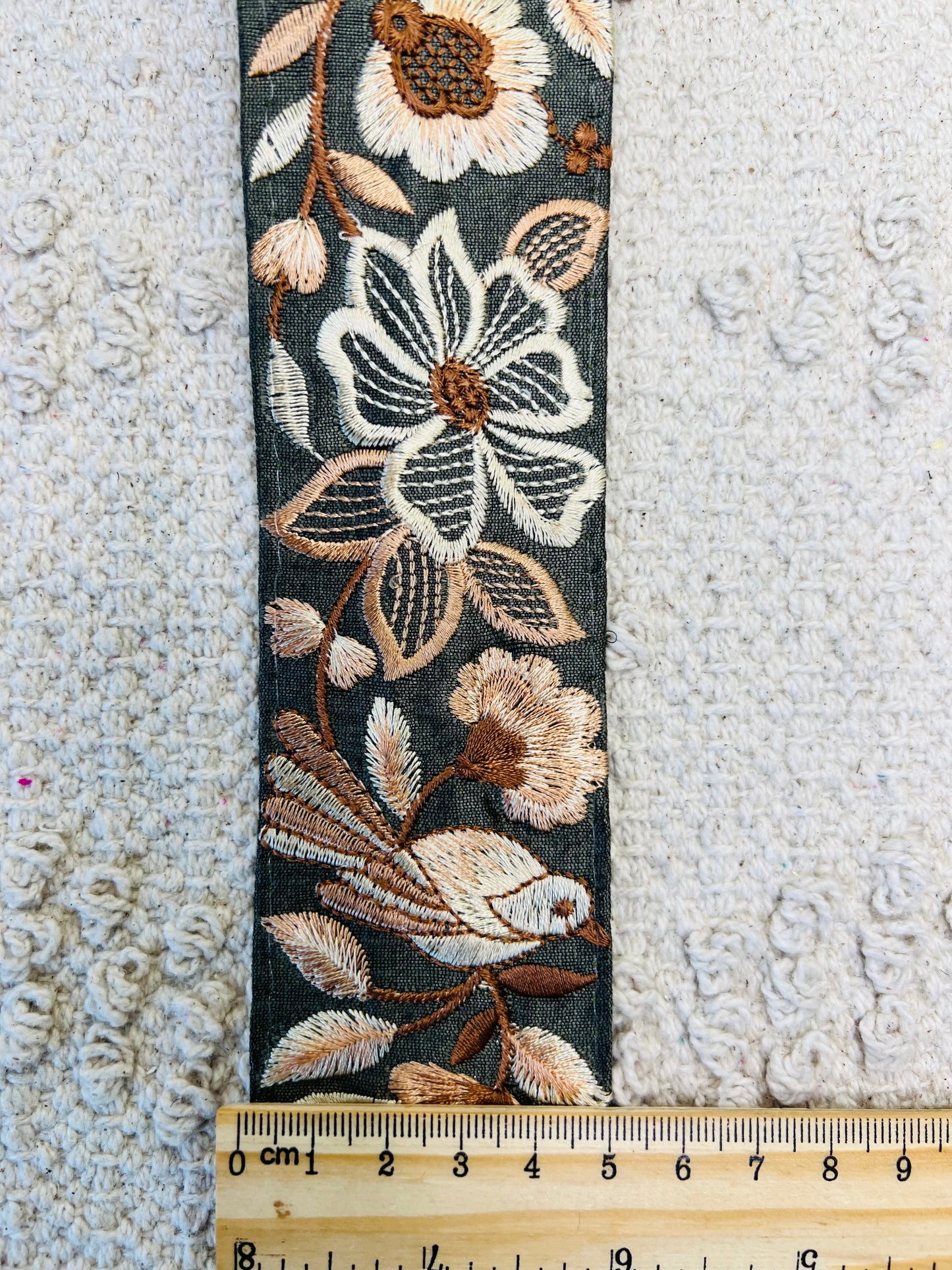 Galon moyen brodé de fleurs et d'oiseaux nacrés. Différents coloris.