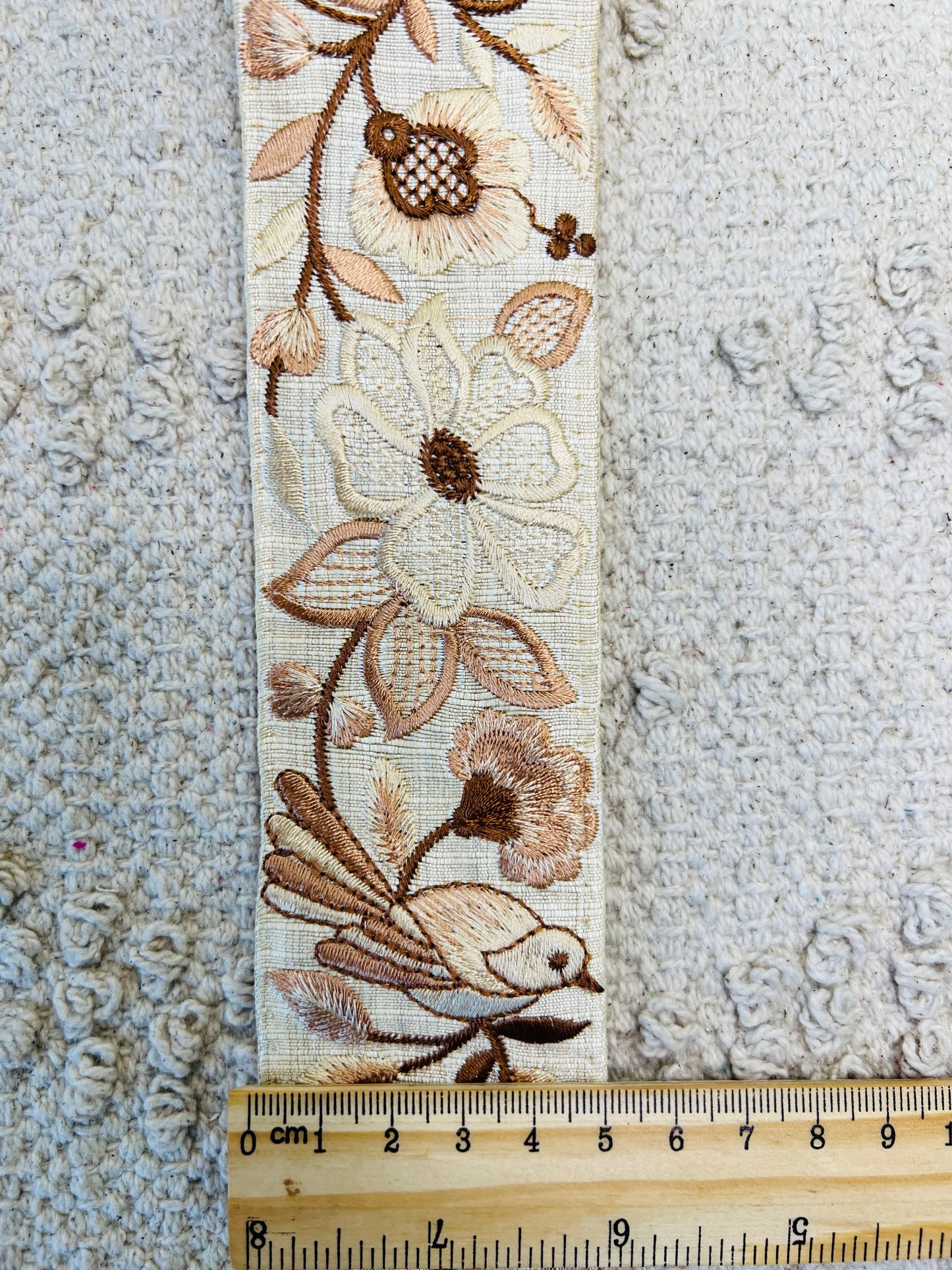 Galon moyen brodé de fleurs et d'oiseaux nacrés. Différents coloris.