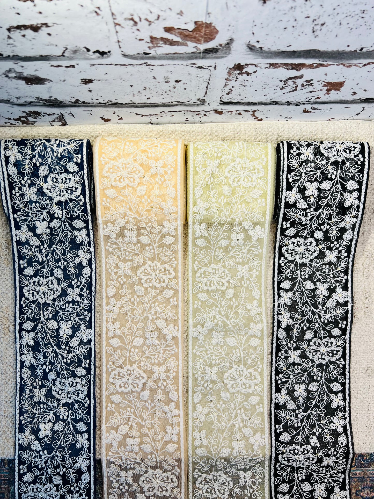 Galon large brodé de fils blanc. Différents coloris.