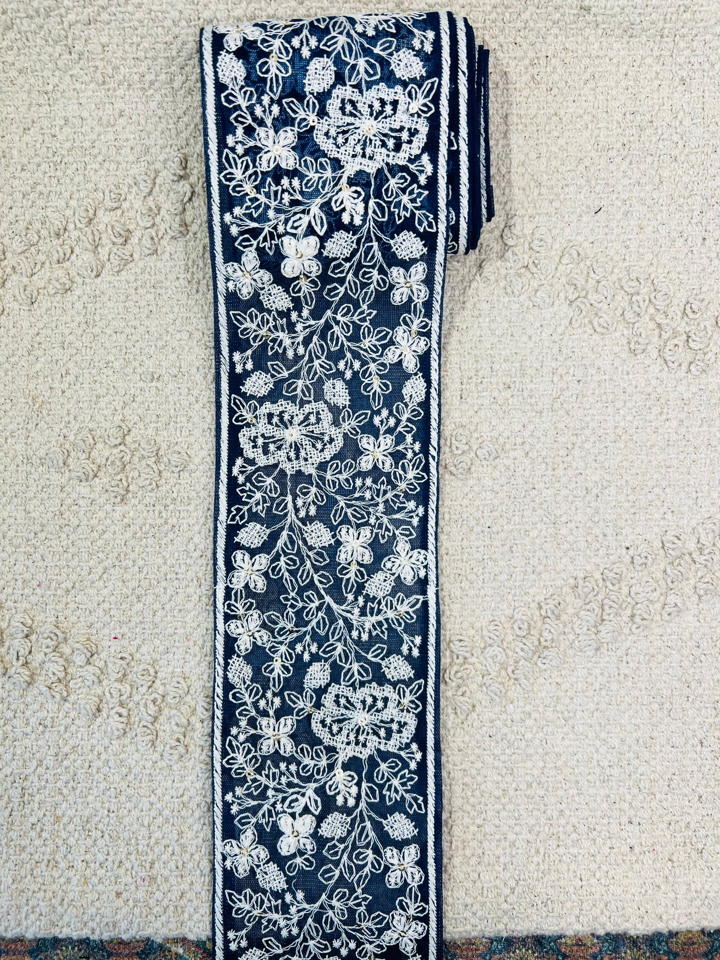 Galon large brodé de fils blanc. Différents coloris.