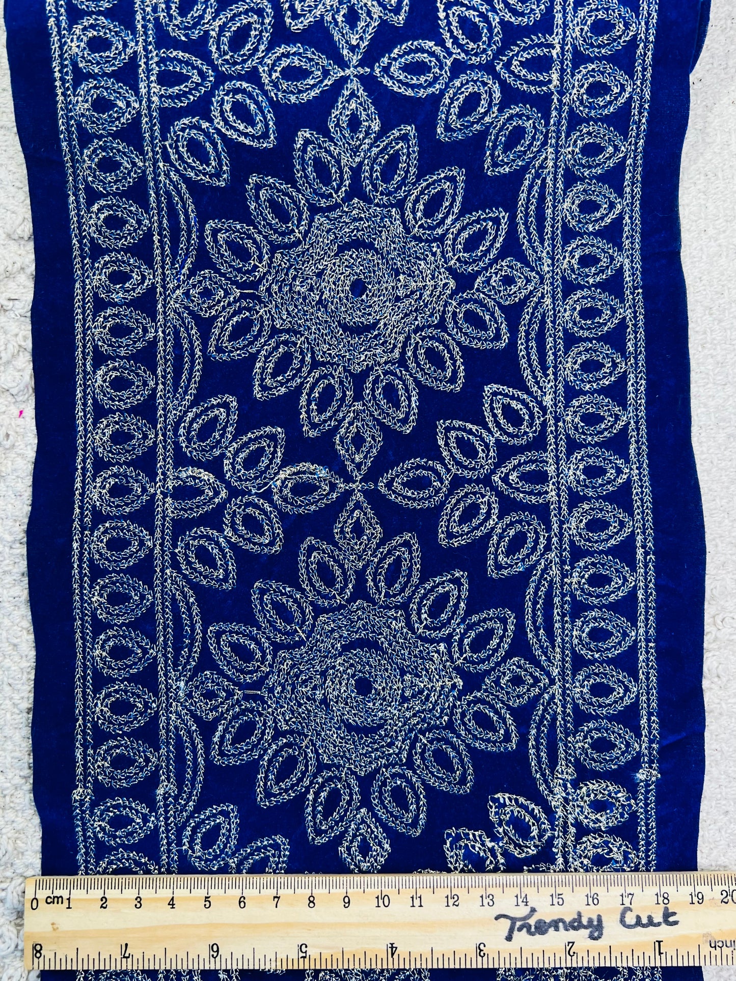 Galon très large en velours bleu saphir brodé de fils dorés