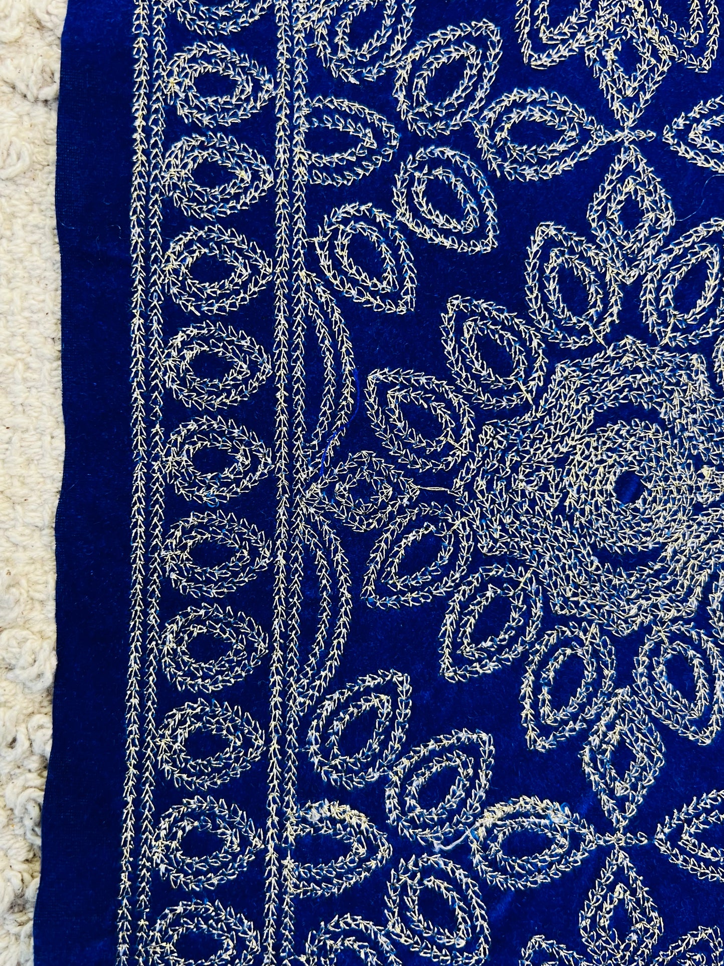Galon très large en velours bleu saphir brodé de fils dorés