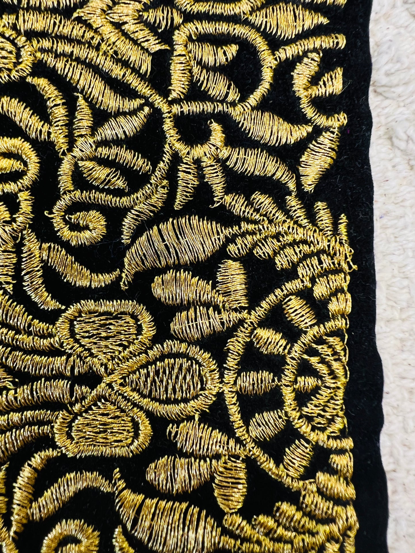Galon large en velours noir et brodé de fils dorés