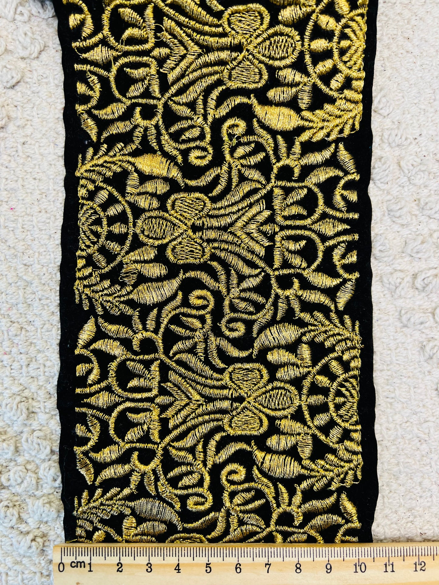 Galon large en velours noir et brodé de fils dorés