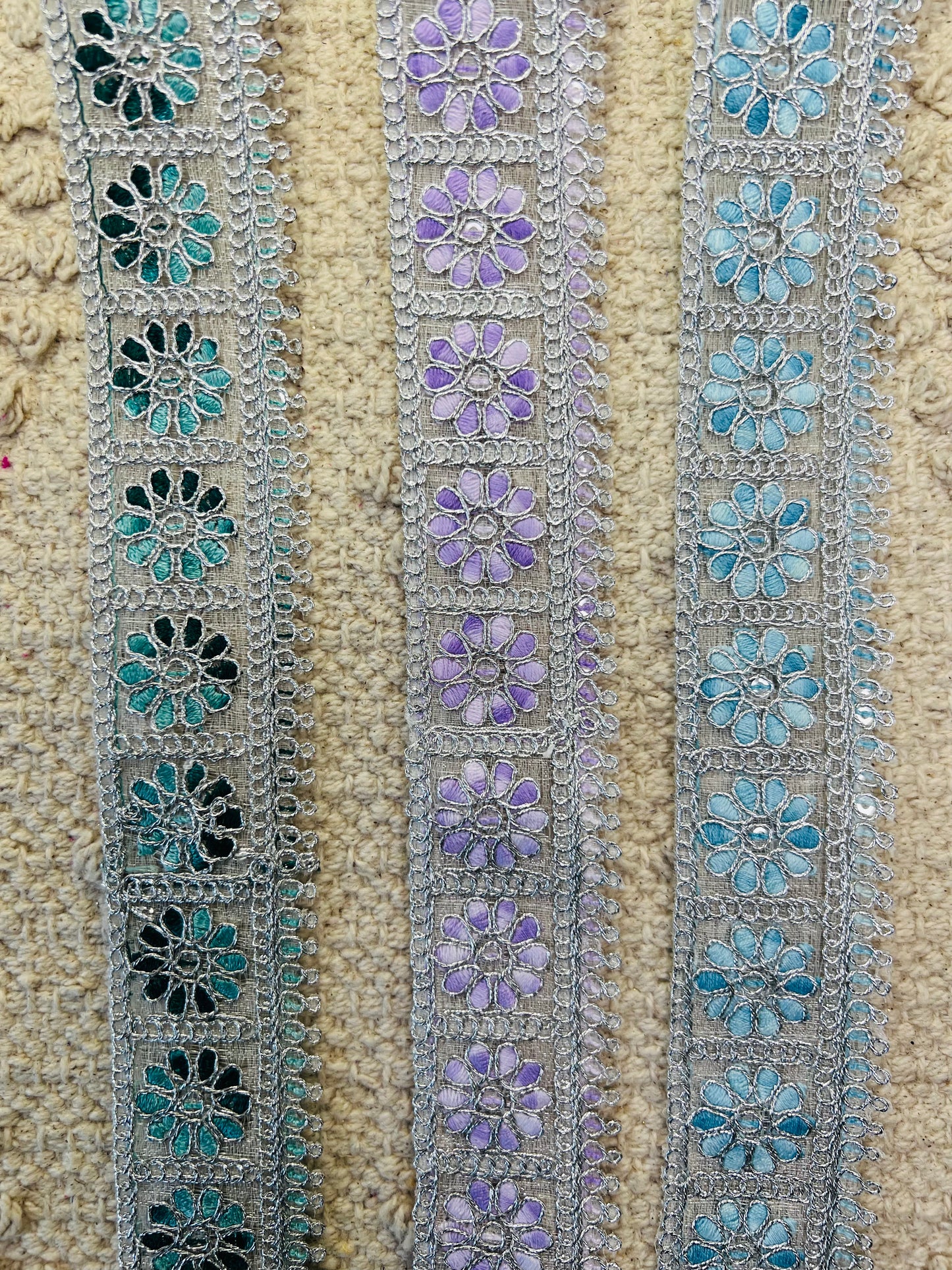 galon argenté Marguerite. Différents coloris.