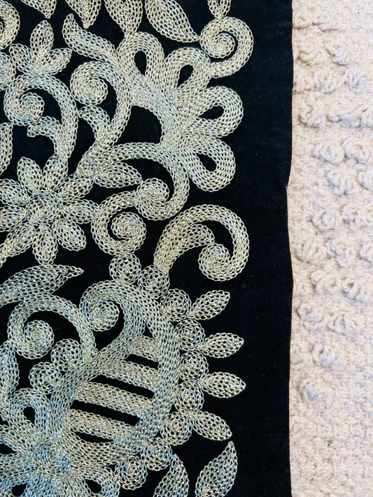 Galon grande largeur noir en velours brodé de fils dorés