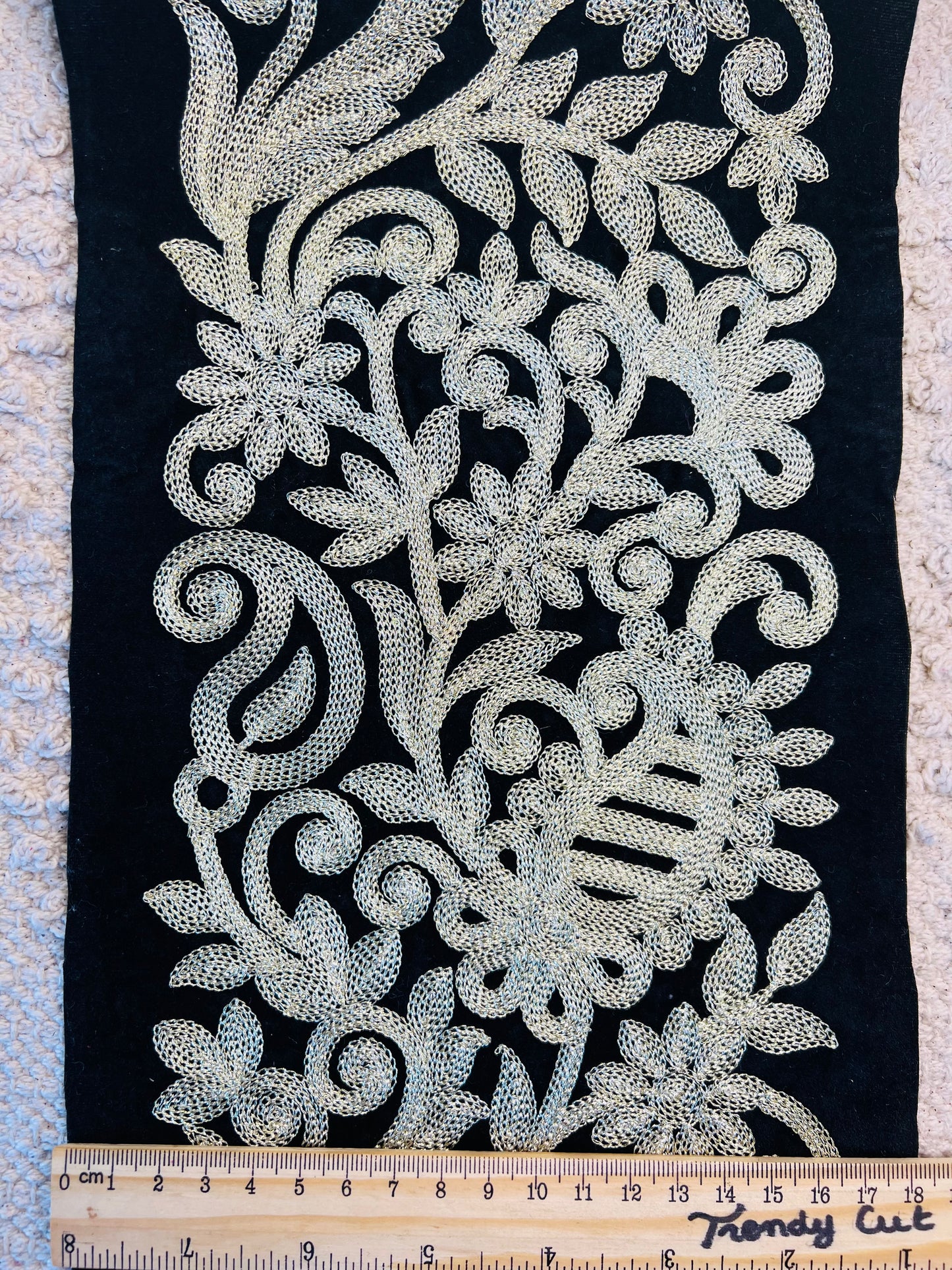 Galon grande largeur noir en velours brodé de fils dorés