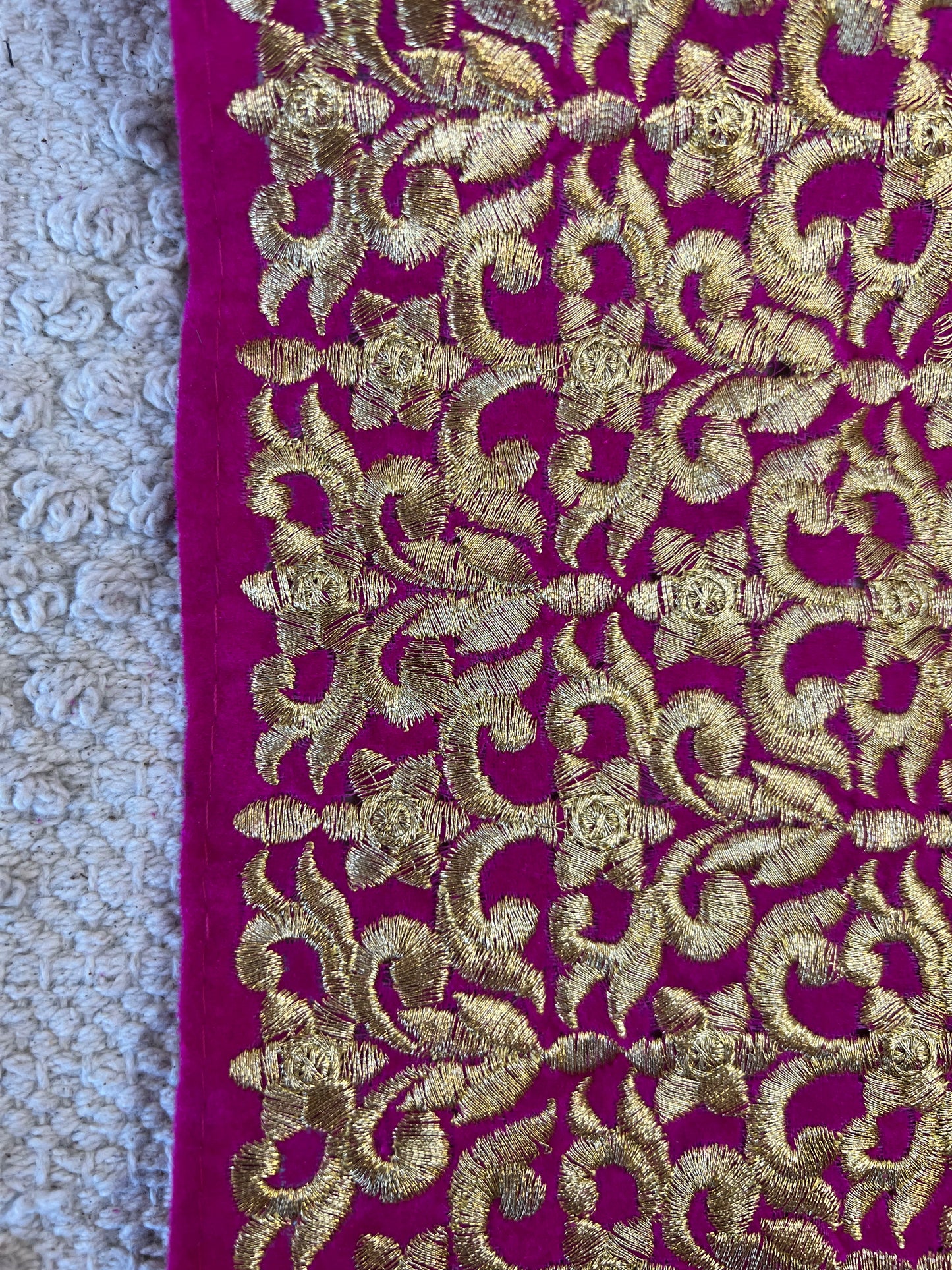 Galon fuchsia grande largeur en velours brodé de fils dorés