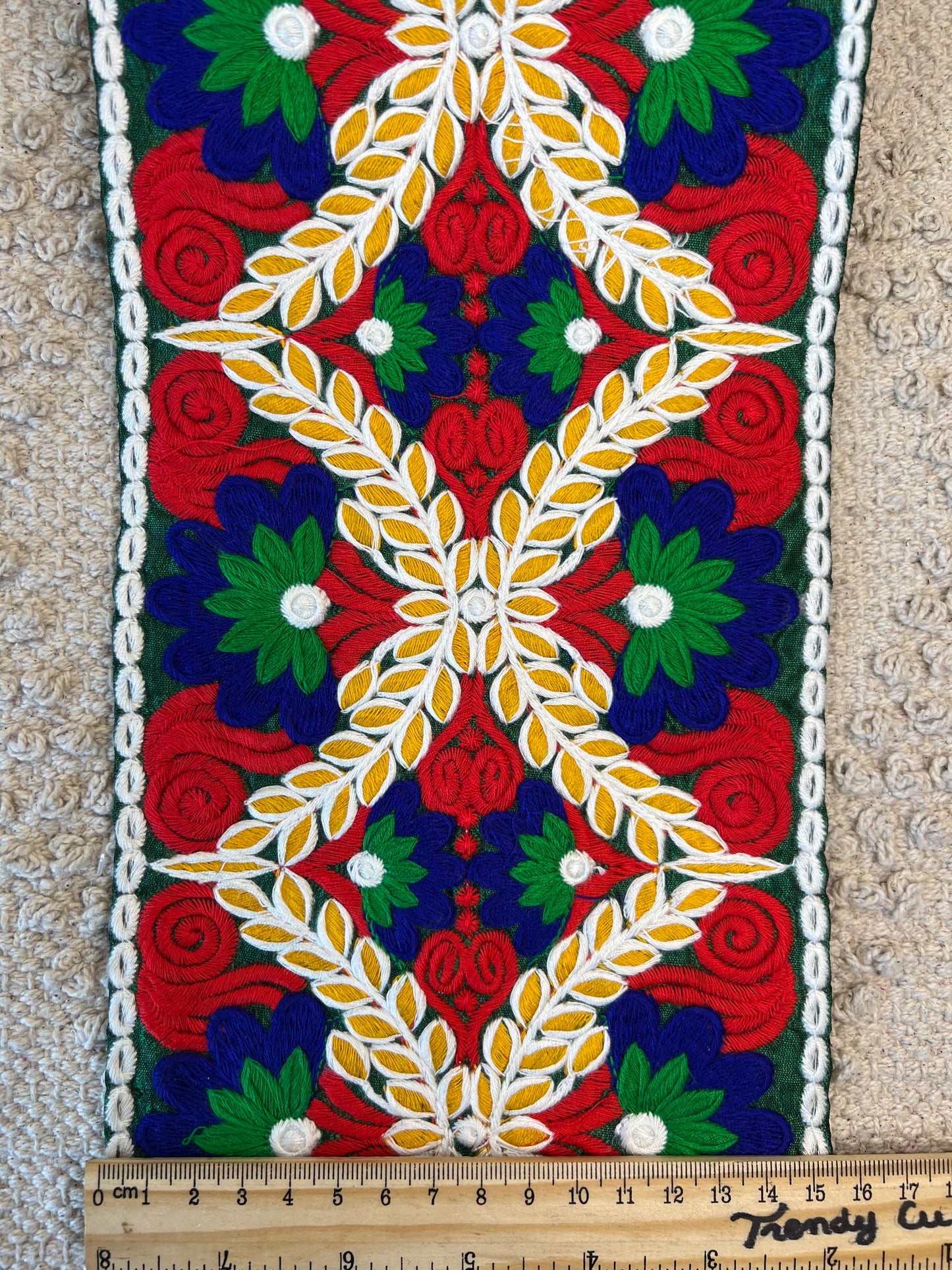 Galon éthnique grande largeur brodé de fleurs multicolores