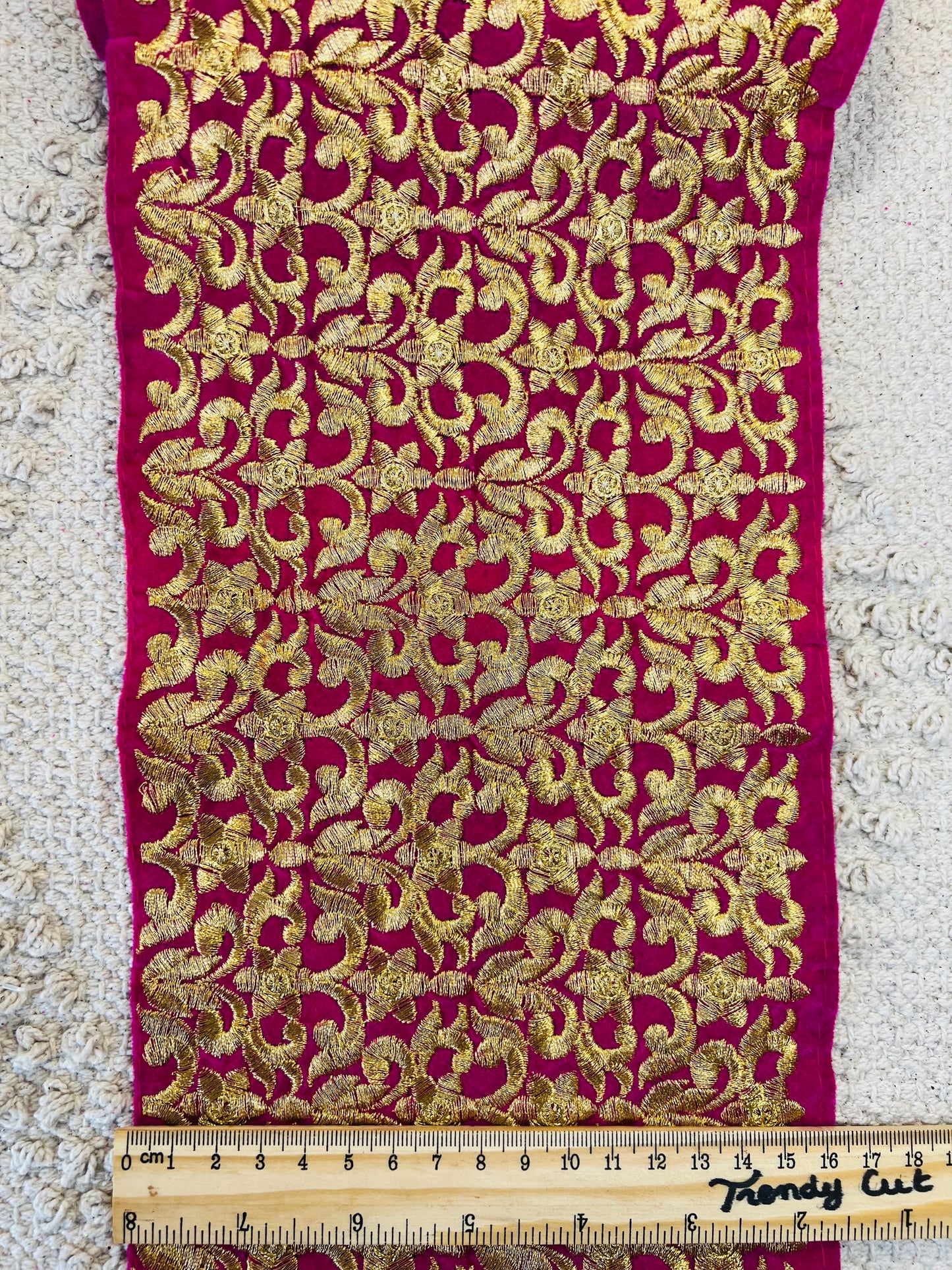 Galon fuchsia grande largeur en velours brodé de fils dorés