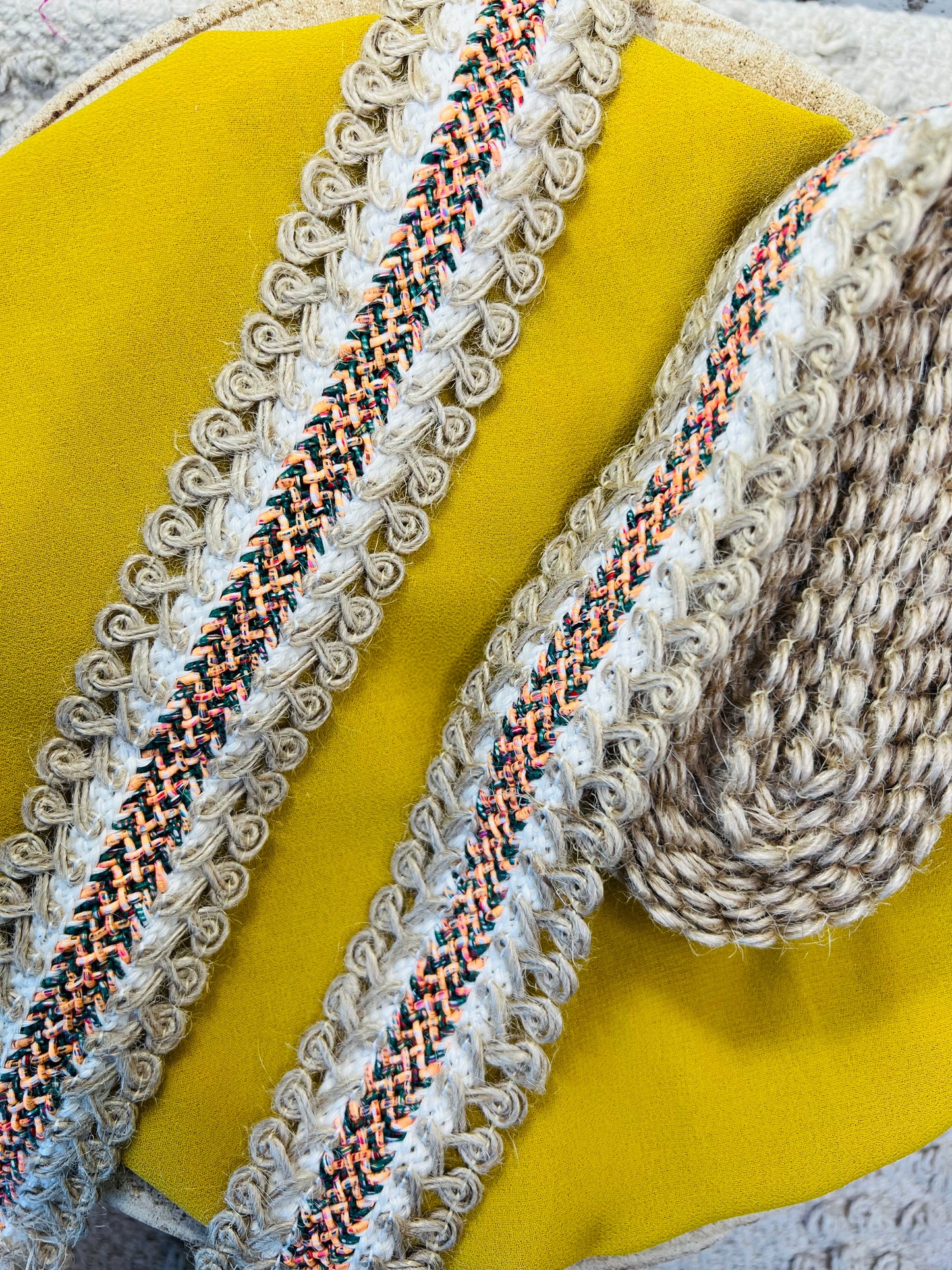 Galon jute largeur moyenne centre orange