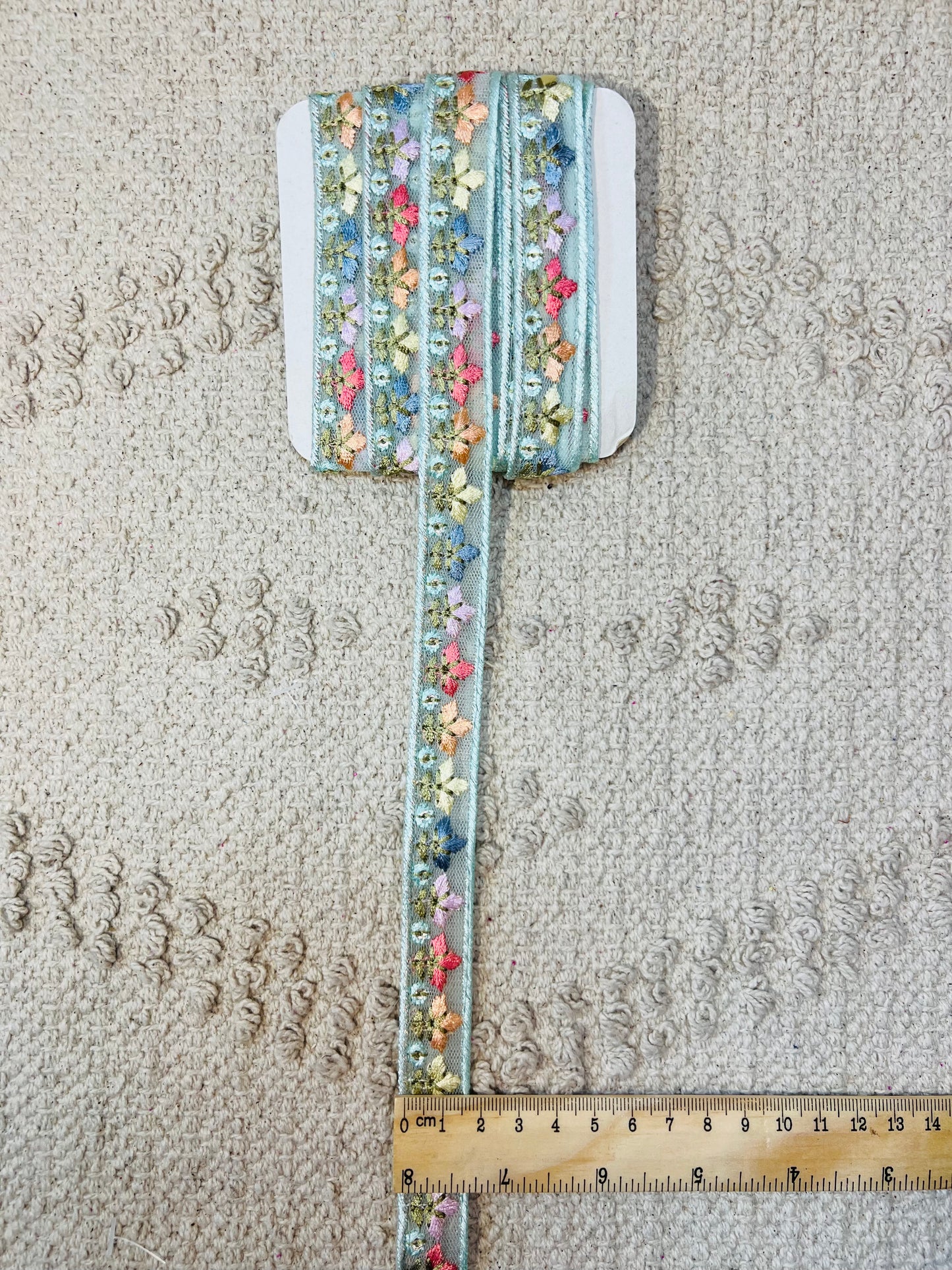Galon brodé fleuri couleurs pastels effet satiné avec mini sequins. 8 coloris.