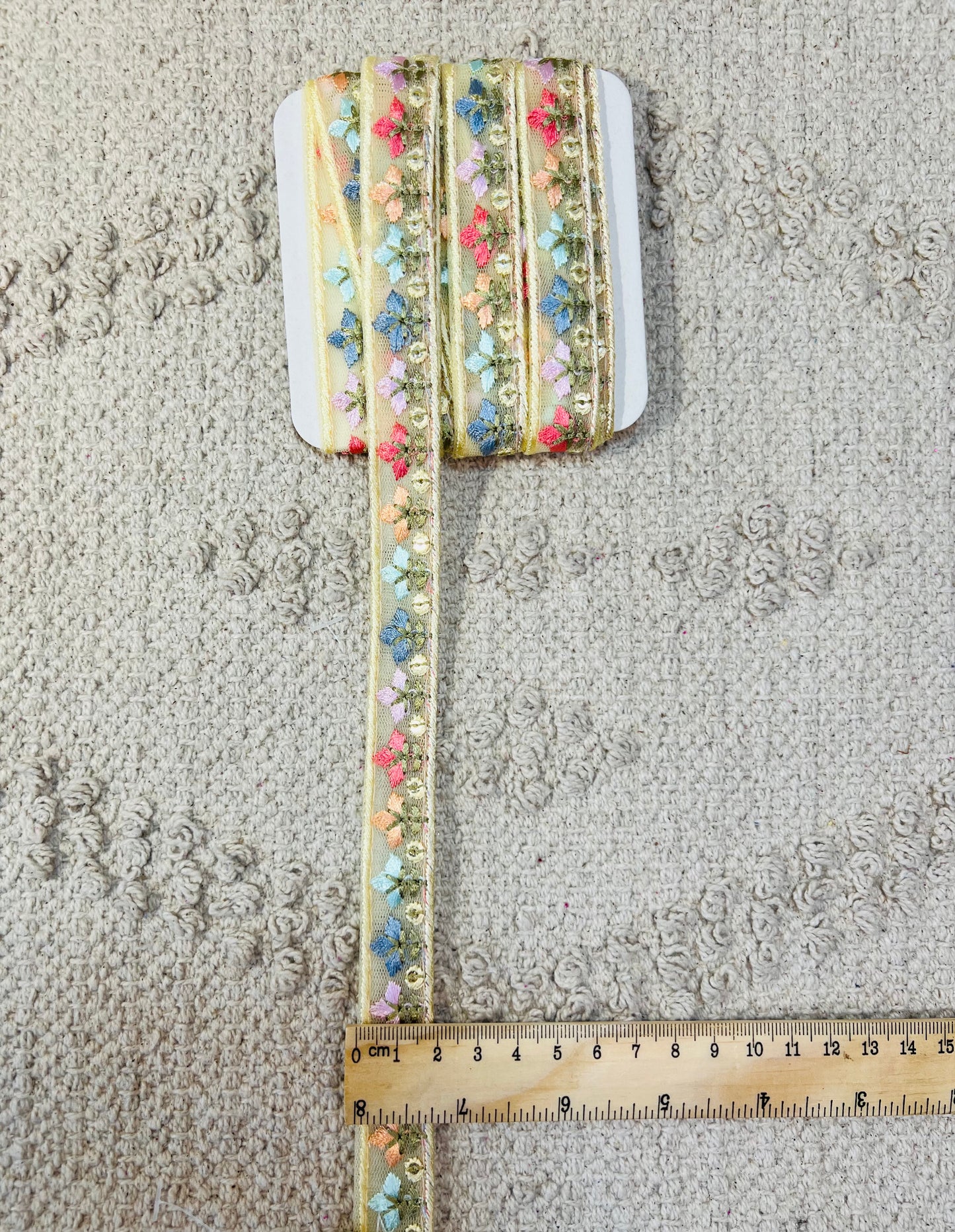Galon brodé fleuri couleurs pastels effet satiné avec mini sequins. 8 coloris.