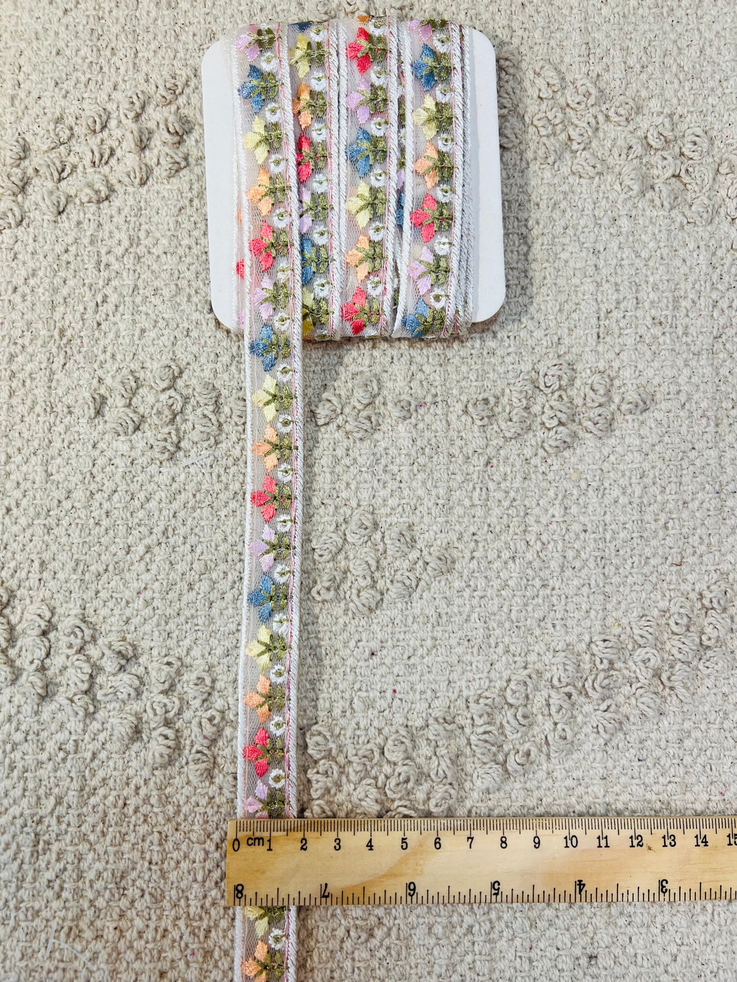 Galon brodé fleuri couleurs pastels effet satiné avec mini sequins. 8 coloris.