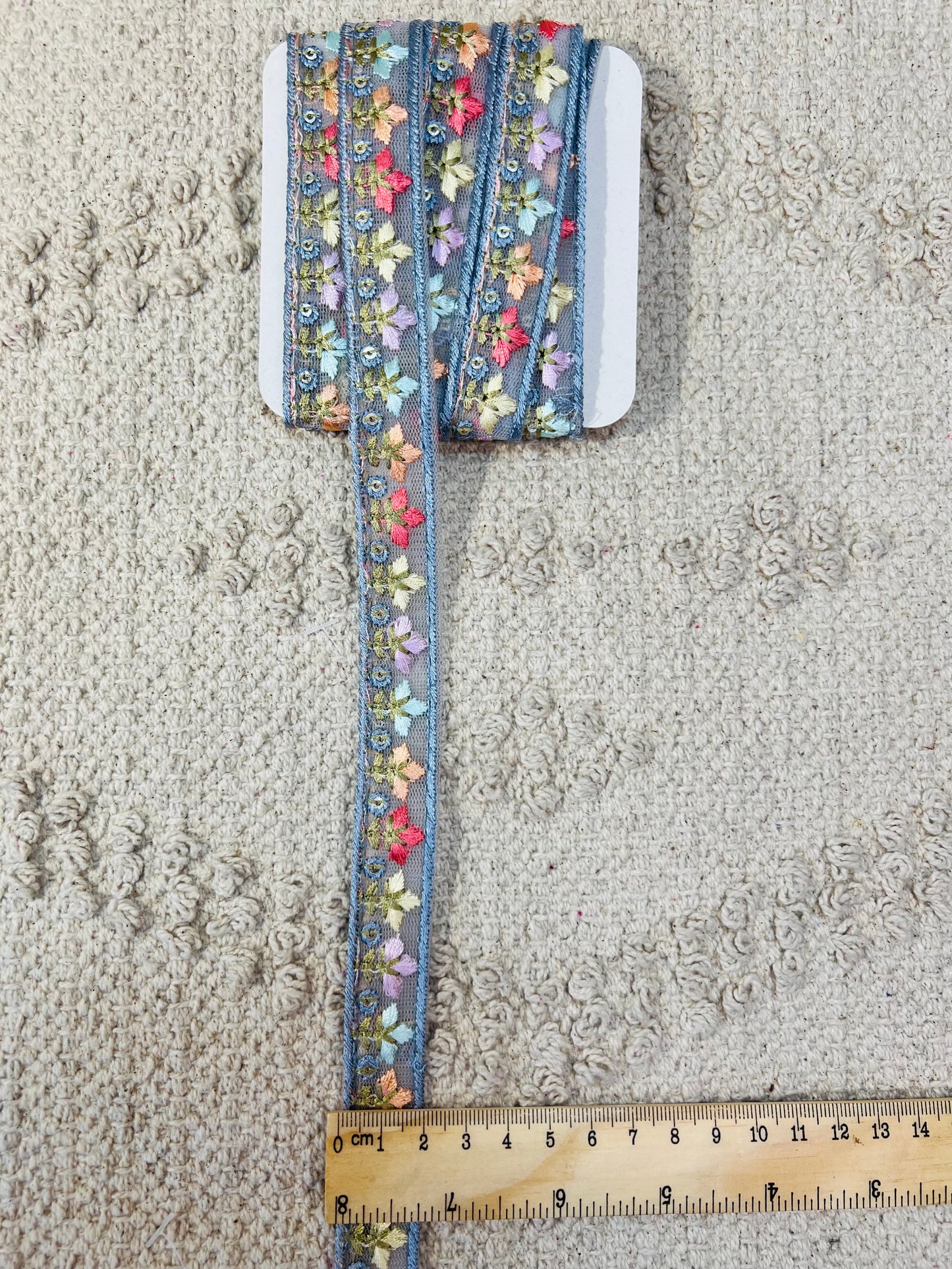 Galon brodé fleuri couleurs pastels effet satiné avec mini sequins. 8 coloris.