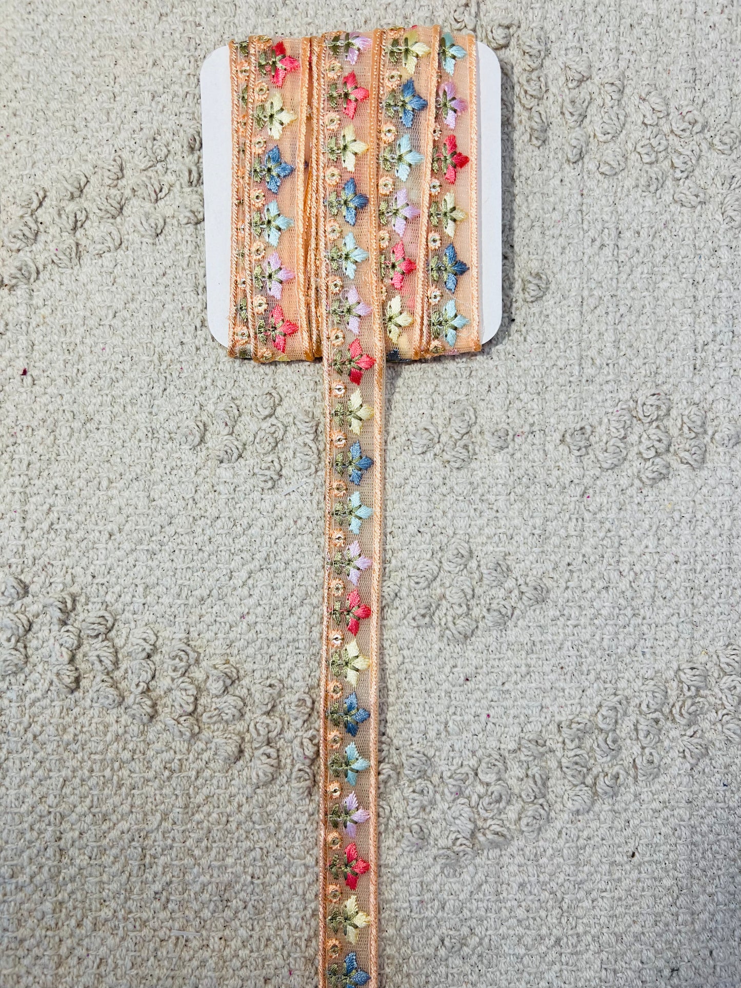 Galon brodé fleuri couleurs pastels effet satiné avec mini sequins. 8 coloris.