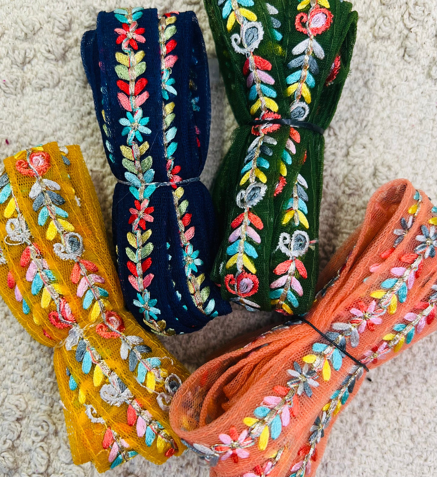 Galon fin brodé longue tige. 10 coloris.