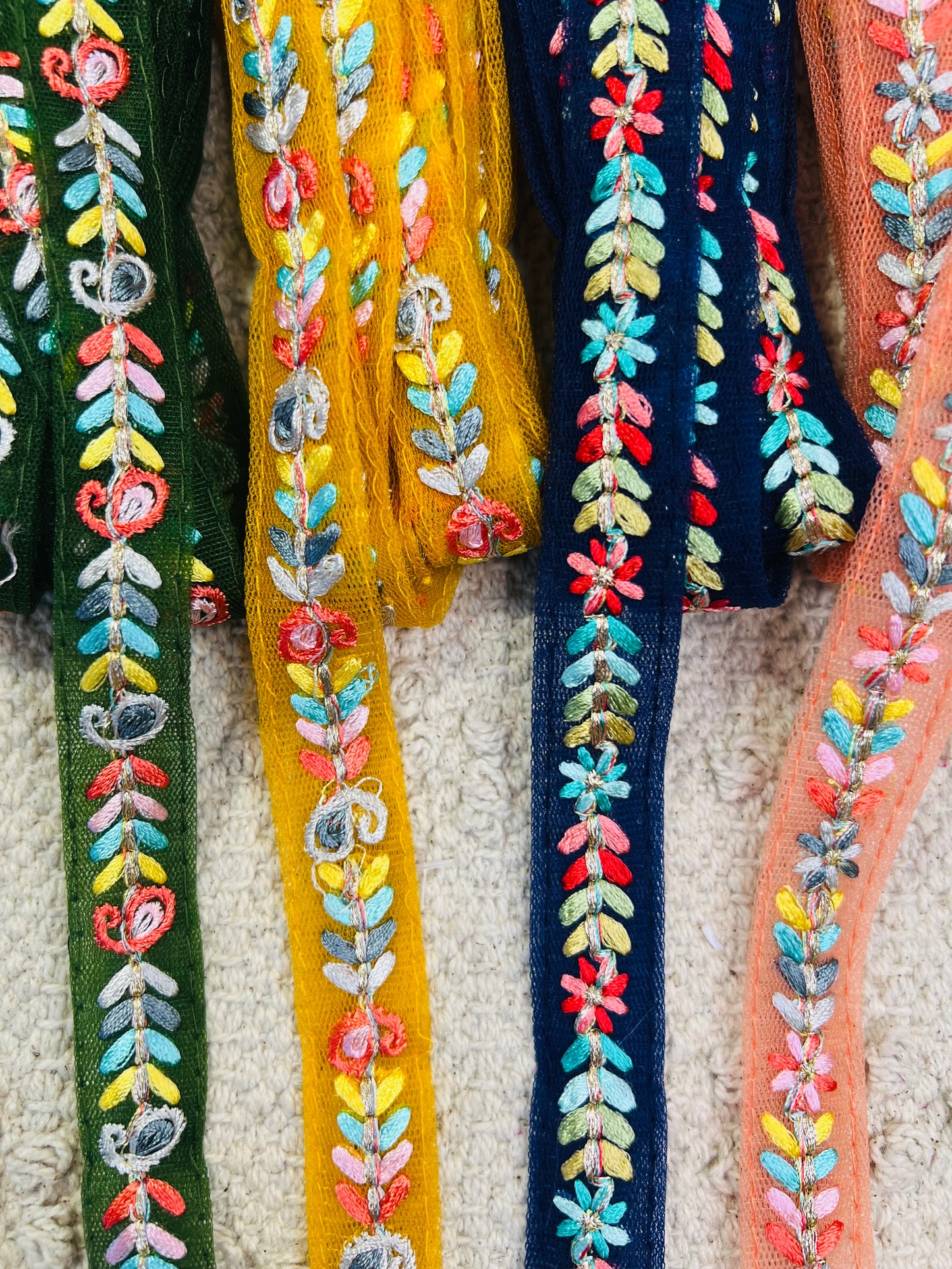 Galon fin brodé longue tige. 10 coloris.