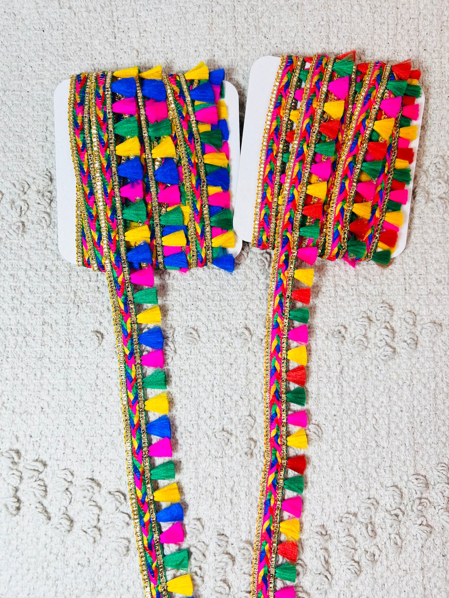 Galon fantaisie multicolore à pompons franges.