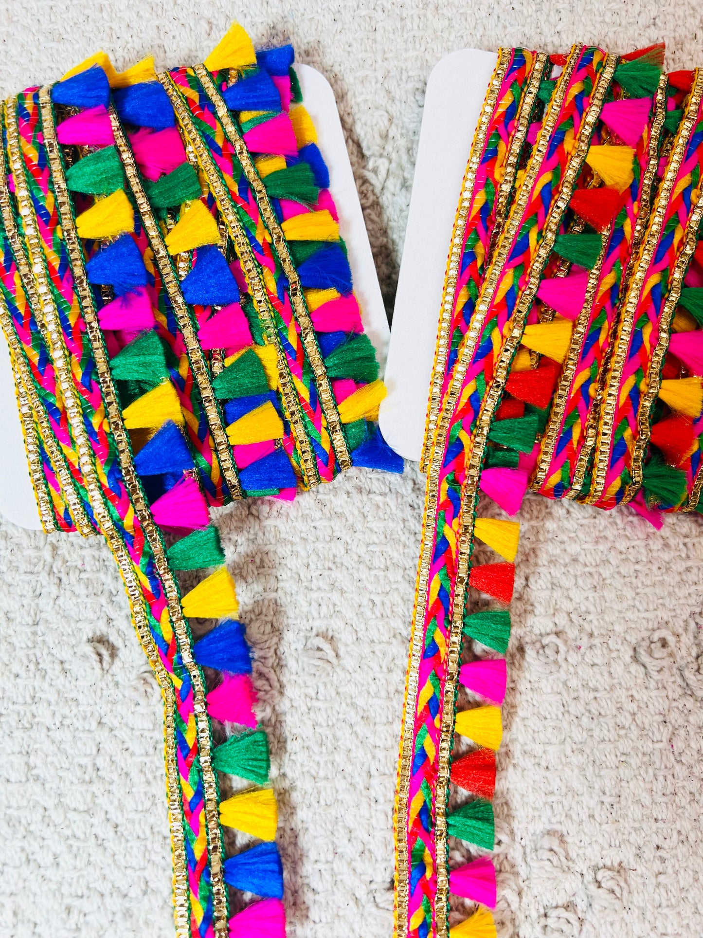 Galon fantaisie multicolore à pompons franges.