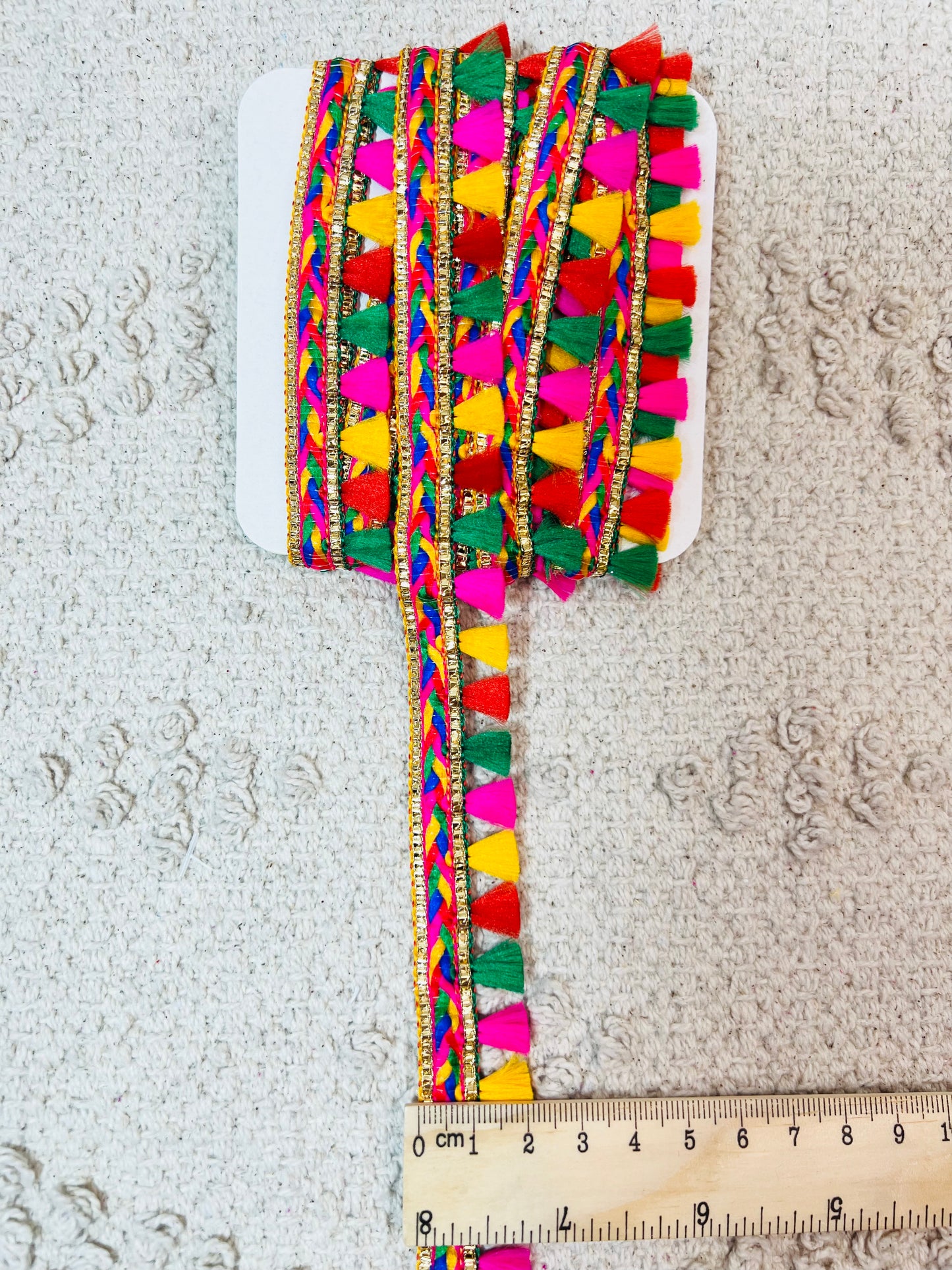 Galon fantaisie multicolore à pompons franges.