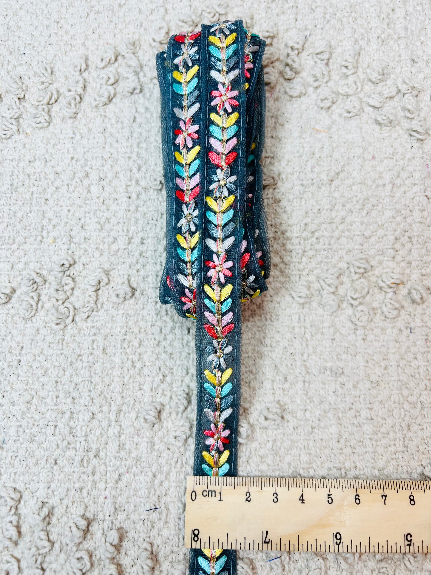 Galon fin brodé longue tige. 10 coloris.