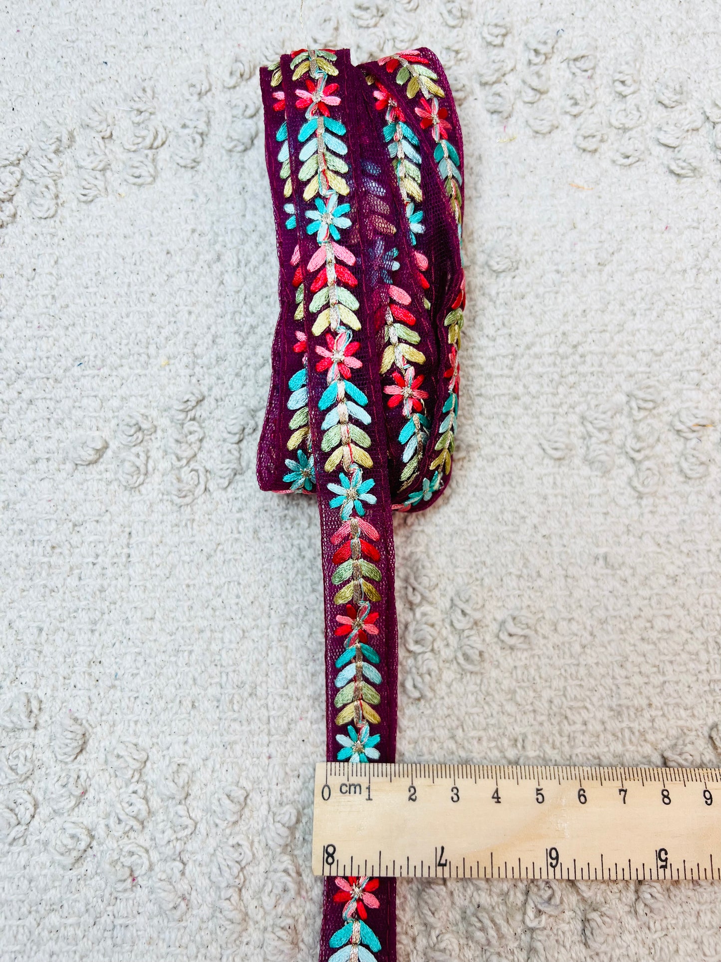 Galon fin brodé longue tige. 10 coloris.