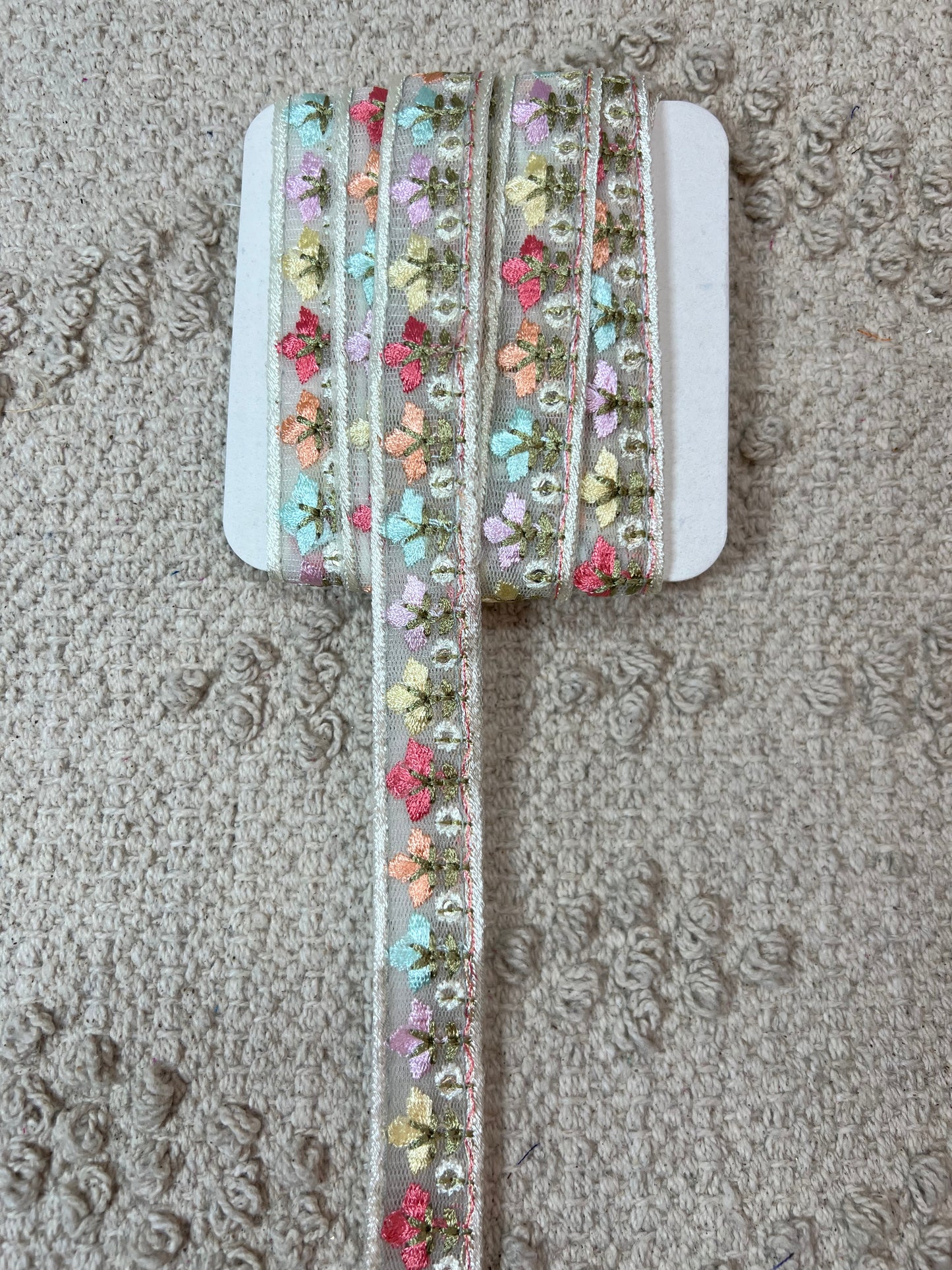 Galon brodé fleuri couleurs pastels effet satiné avec mini sequins. 8 coloris.