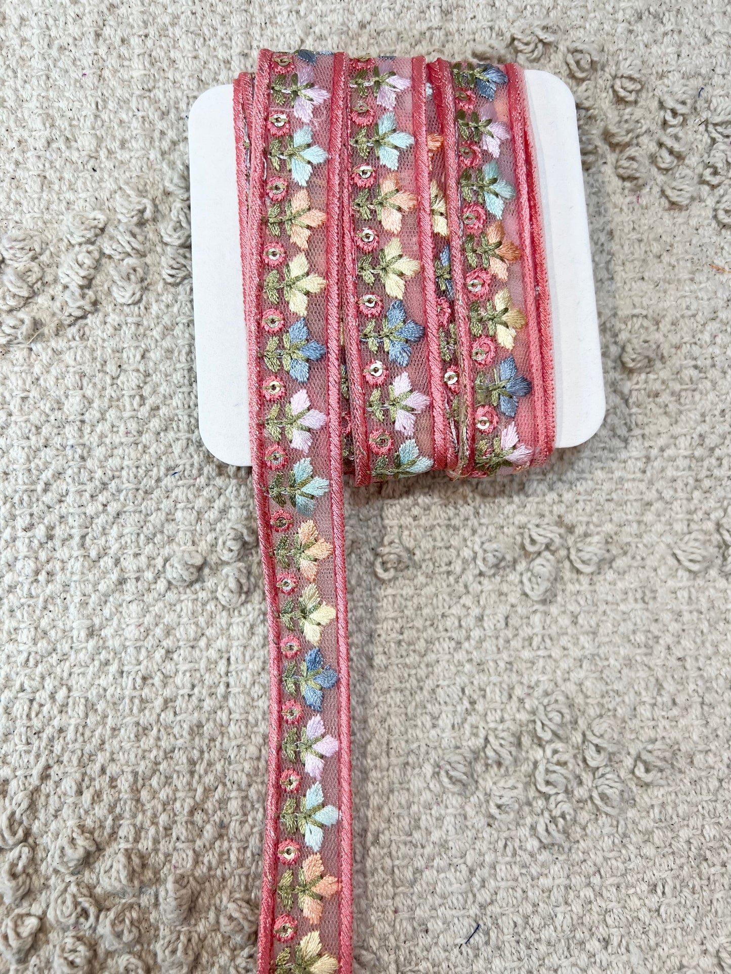 Galon brodé fleuri couleurs pastels effet satiné avec mini sequins. 8 coloris.