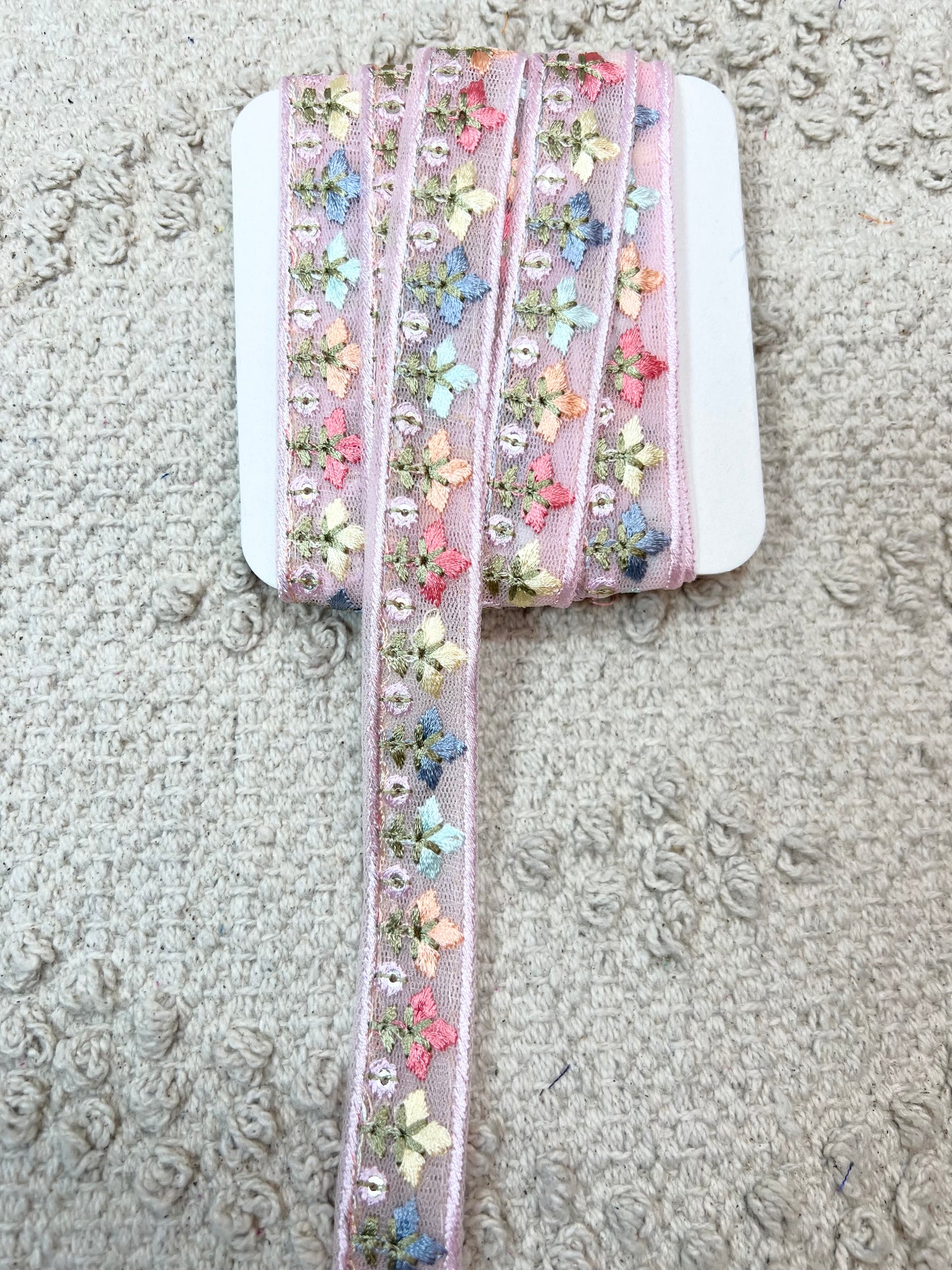 Galon brodé fleuri couleurs pastels effet satiné avec mini sequins. 8 coloris.
