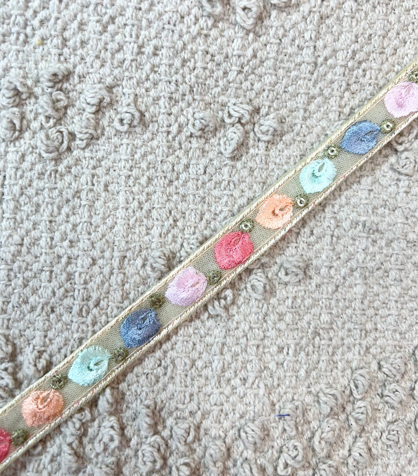 Galon brodé pétales pastels. 4 coloris.