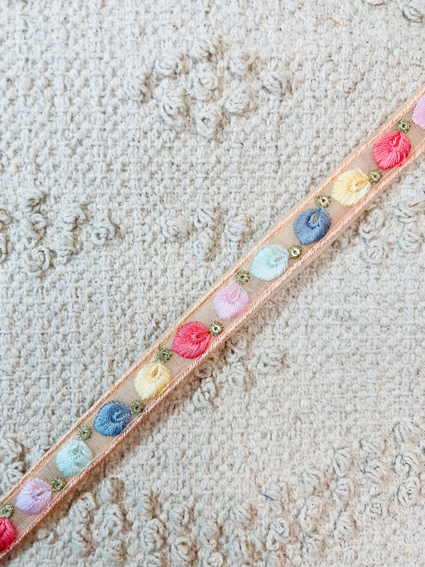 Galon brodé pétales pastels. 4 coloris.
