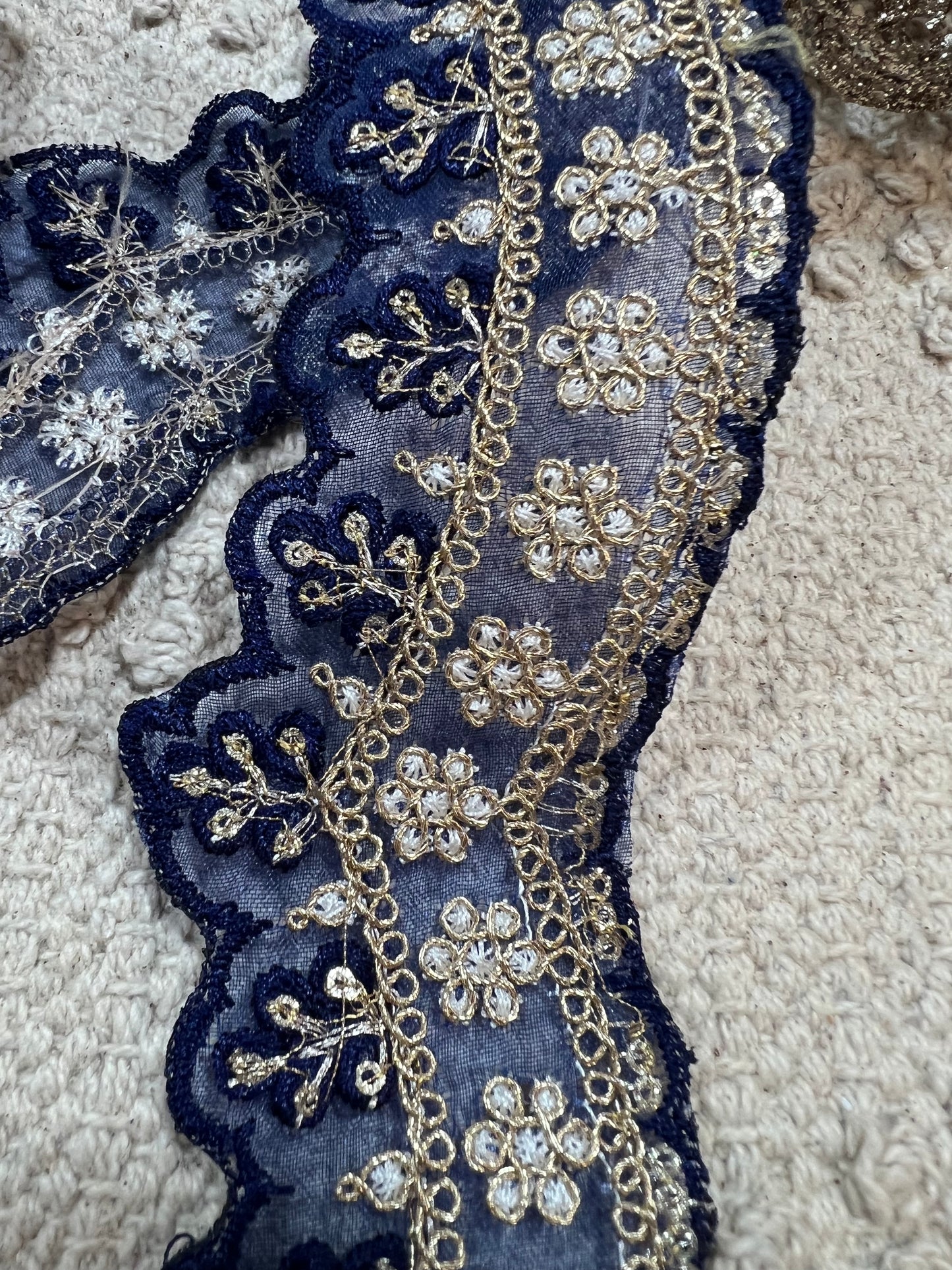 Galon Dentelle Noire Brodée Doré et Strass
