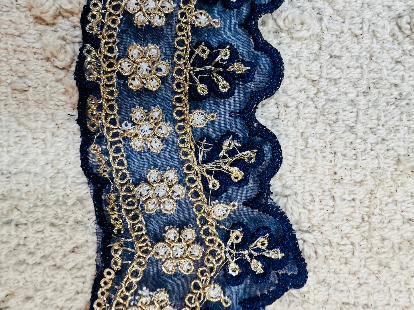 Galon Dentelle Noire Brodée Doré et Strass